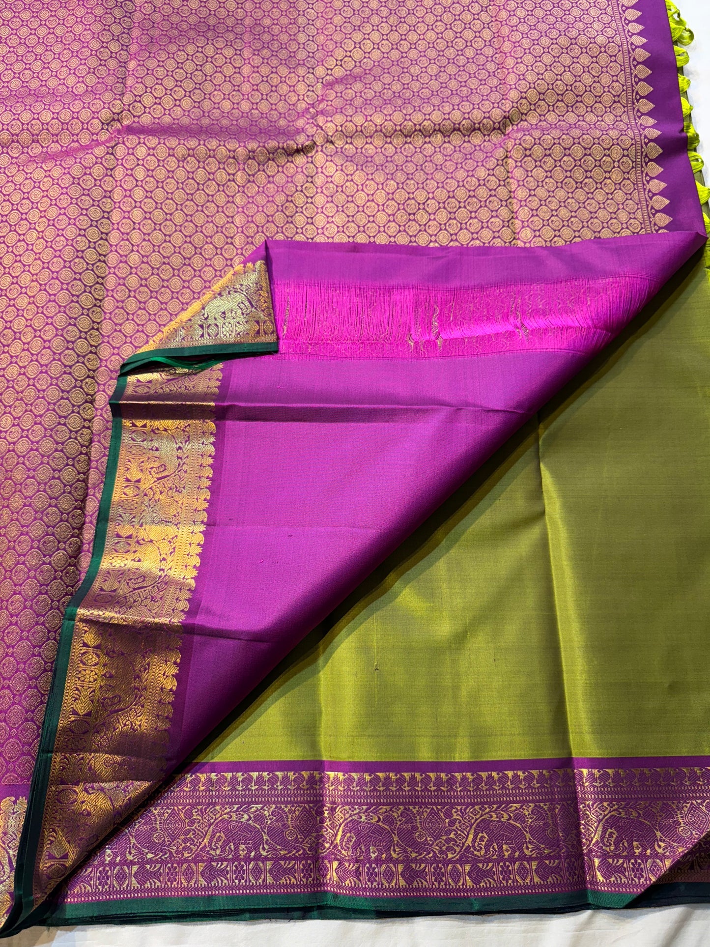 Pachai Mayura Butta – Pure Silk Kanchipuram Saree
Leaf-green body with gold floral and mayura buttas
Magenta korvai border with peacock-vine motifs
Silk Mark Certified | Free Shipping within USA
Ships in 1 Week | Fall & Pico✅ | Blouse Stitching $30