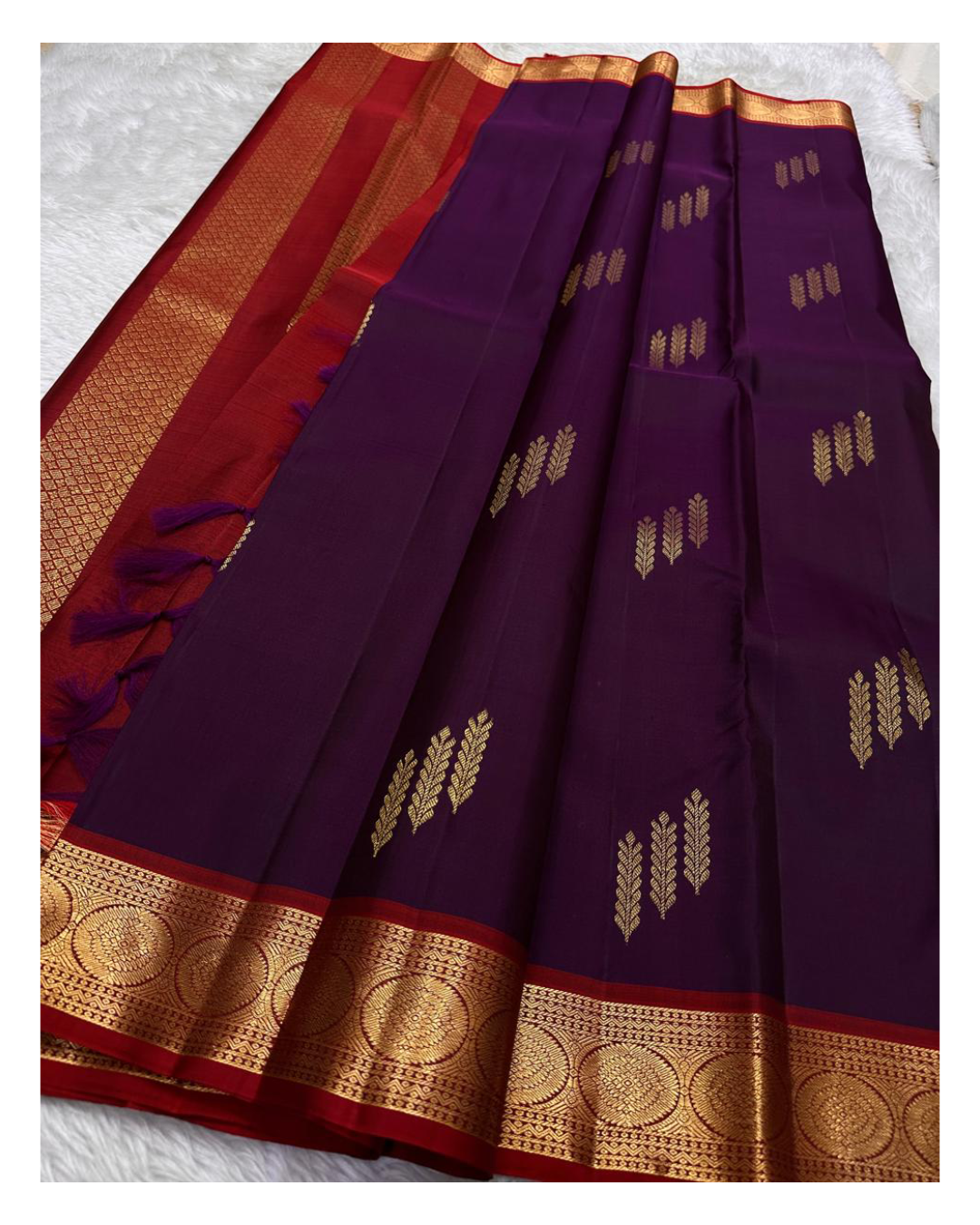 Ambara ✨ – Deep Purple Kanchipuram Pure Silk Saree
Woven zari butties in a rare rice reed motif 🌾
Striking red border with coin and ornate floral vines 🌹
Bold red pallu with diamond-grid lattice zari ✨
An heirloom weave of grace, contrast, and heritage
