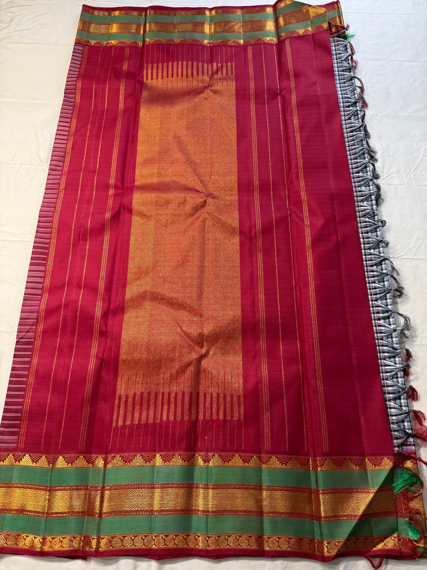 Onyx Plaid – Pure Kanchipuram Silk Saree
Black & Ivory Micro-Checks Body (Kattam) ✨
Parrot-Green Korvai Border with Gold Zari
Crimson Pallu with Orange Panel & Kaddi Stripes
Silk Mark Certified, delivery in 2 weeks