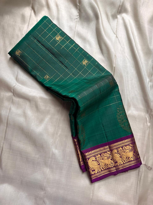 Pachai Sorgavasal Kili — Zari Kattam | Pure Kanchipuram Silk ✨
Emerald-green body with zari kattam checks, kili buttas & grand medallions 💚
Silk Mark Certified • Free Shipping within USA • Ships in Two Weeks ✅