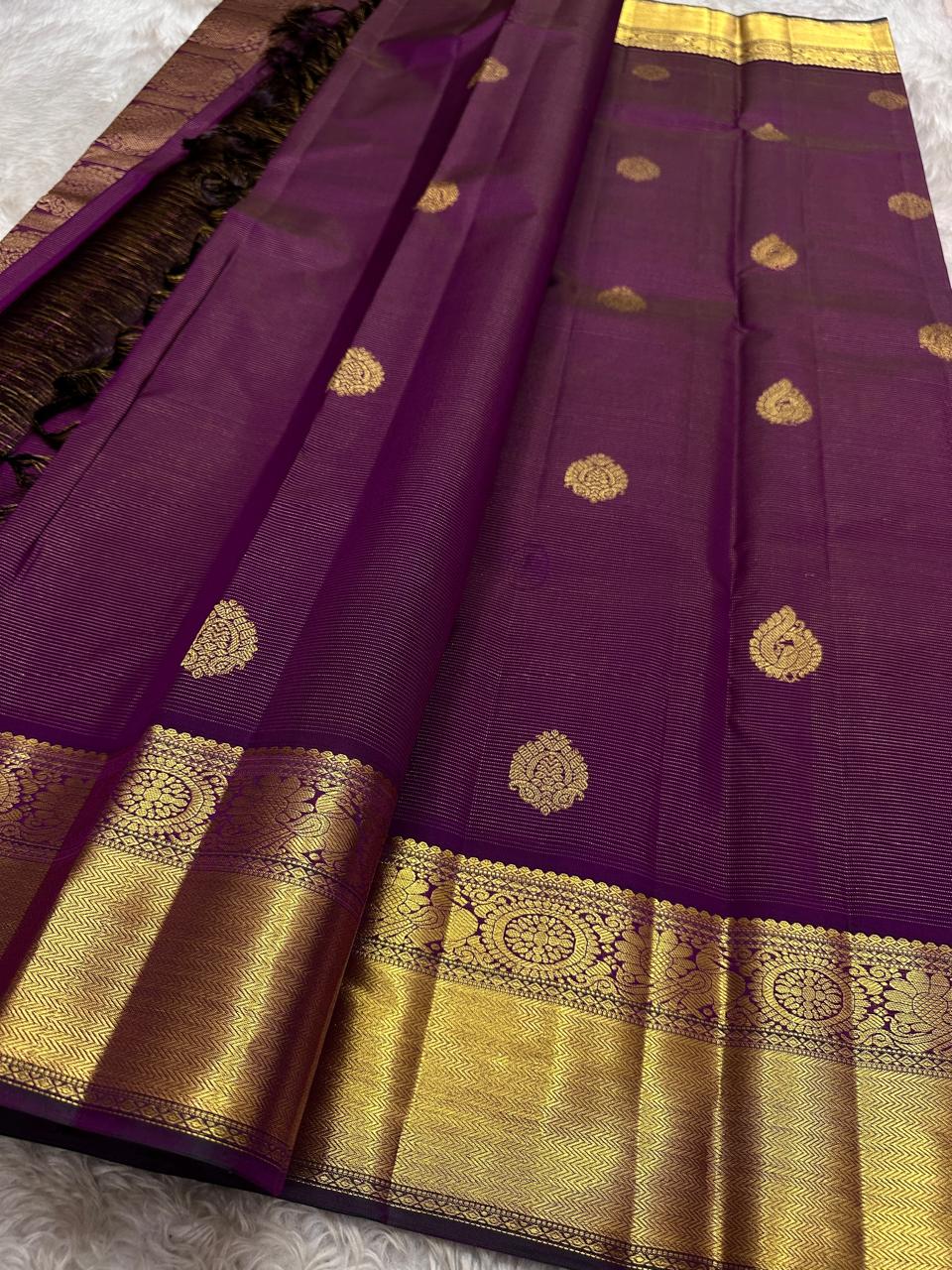 Purple Vairaoosi – Pure Kanchipuram Silk Saree
Classic purple body woven in the timeless Vairaoosi pinstripe technique ✨
Grand antique-gold korvai borders with rosettes & chevron weave. Silk Mark Certified, delivery in 2 weeks