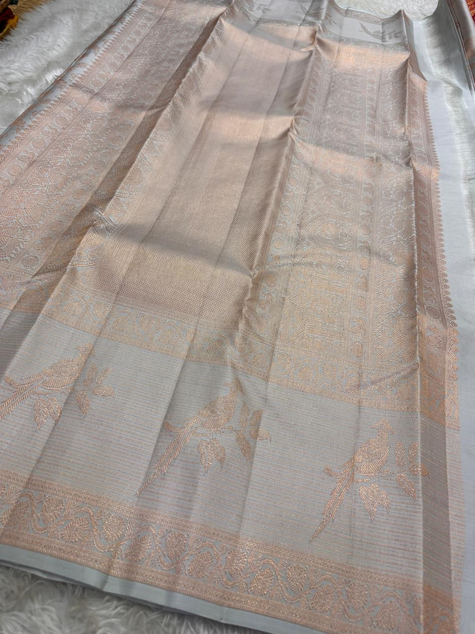 Pakshee 🕊️ – Elegant Kanjivaram Silk Saree
Delicate Ice-Grey Body with Ornate Pakshi Border
Intricate Handloom Detailing & Pure Silk Finish
Celebrate Heritage in Style & Grace