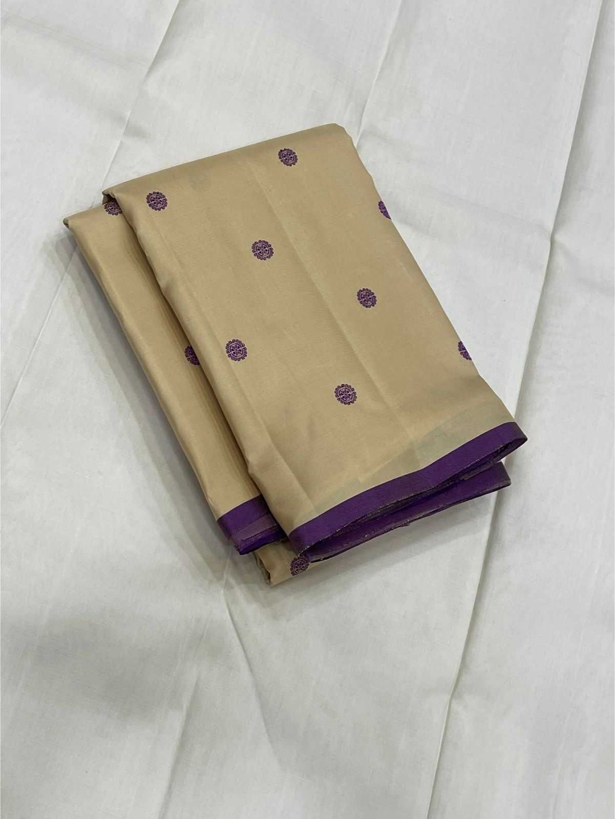 Paal Vadamalli Chakram – Pure Kanchipuram Silk Saree
Ivory body with royal-purple floral coin thread buttas
Grand purple pallu with zari panels & striped center
Handloom Double Warp Weave | Silk Mark Certified | Fall & Pico Done
Free shipping