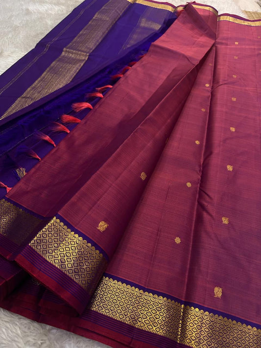 Vaidehi Violet Shot Amethyst – Pure Kanchipuram Silk Saree ✨
Featuring gold paisley buttas, vaira-oosi diamond borders & royal violet pallu 💜
Silk Mark Certified ✅ | Ships in Two Weeks | Free Shipping within USA 🇺🇸