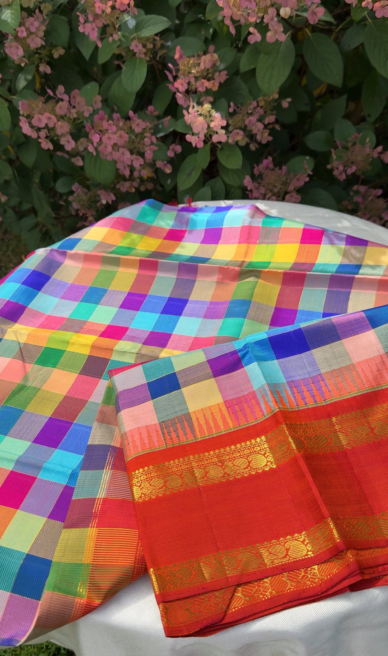 Ratna Mala ✨ – Pure Kanchipuram Silk Saree
Multicolor Checked Body in Vibrant Jewel Tones
Deep Red Korvai Border with Gold Zari Weaving
Grand Red 2gm Zari Brocade Pallu with Traditional Motifs