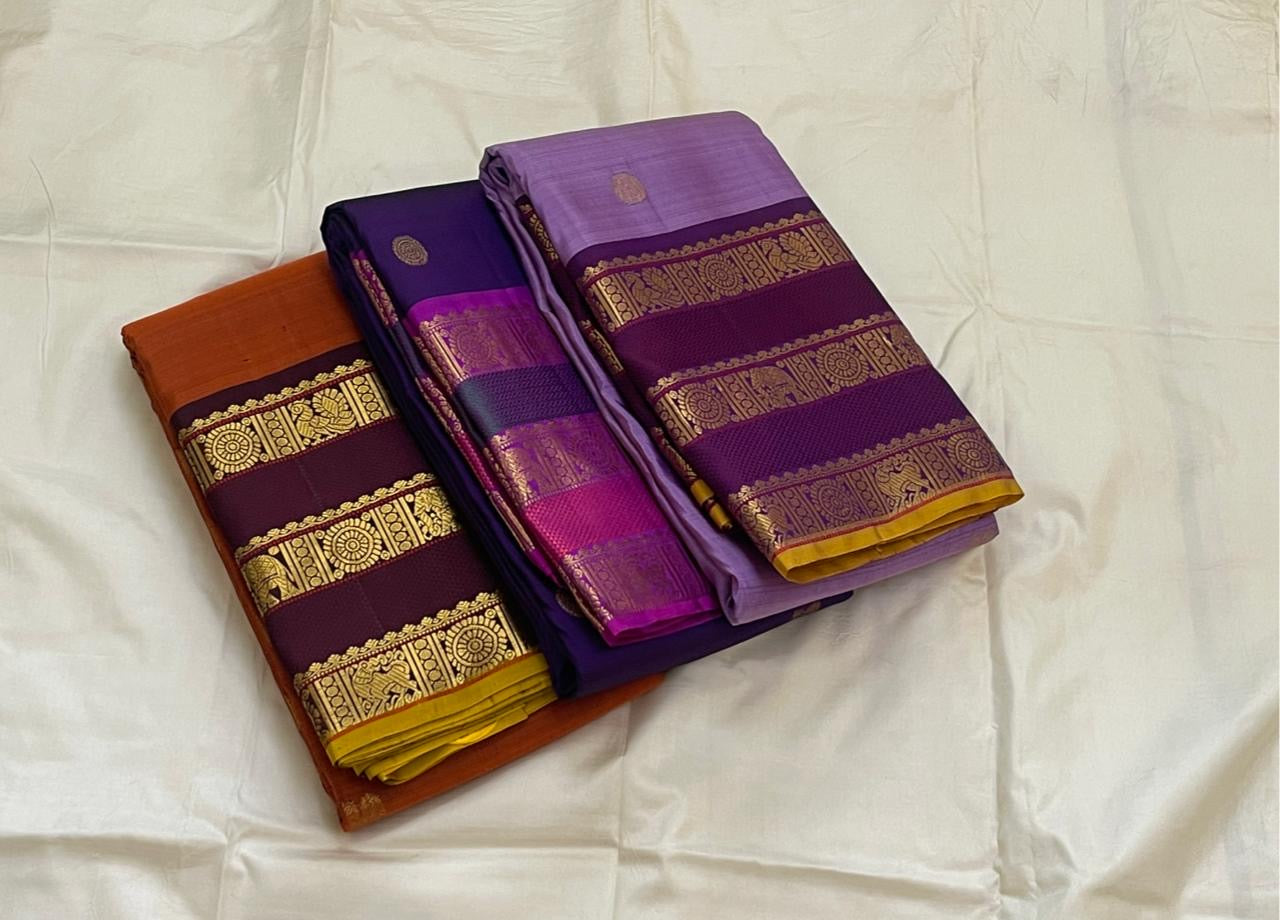Rust Orange Varisaipet Mayil Chakram – Korvai Kanchipuram Silk Saree
Rust-orange body with gold chakram & peacock buttas
Vadamalli korvai border with varisaipet stripes & elephant motifs
Rich zari-brocade pallu | Contrast vadamalli blouse | silk mark