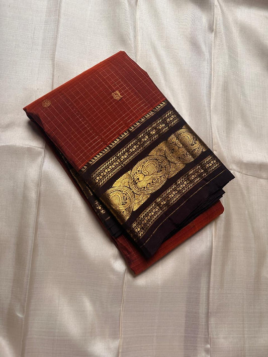 Diya Rust Orange – Pure Silk Kanchipuram
Rust-orange kattam checks with coin buttas ✨
Coffee-brown korvai borders with grand Annam medallions 🪔
Rich coffee-brown brocade pallu with zari stripe weave 🌿
Silk Mark Certified • Ships in Two Weeks • Free Ship