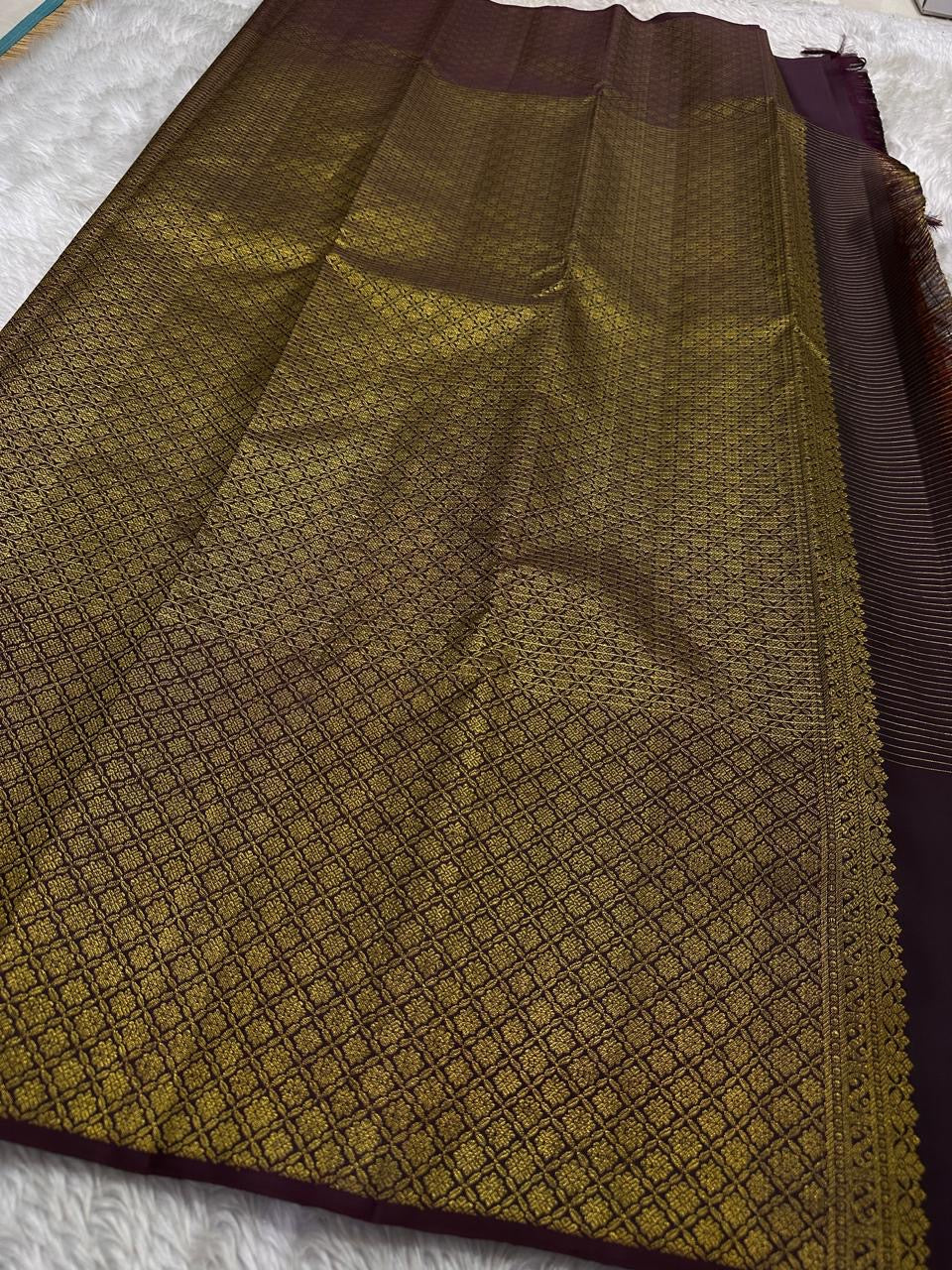Rust Orange & Wide Broad Silk Korvai – Pure Kanchipuram Silk Saree
Deep wine body adorned with gold ambi buttas for subtle elegance
Contrast rust-orange wide korvai border with podi-kattam micro checks
Grand wine pallu with full-zari diamond jaal