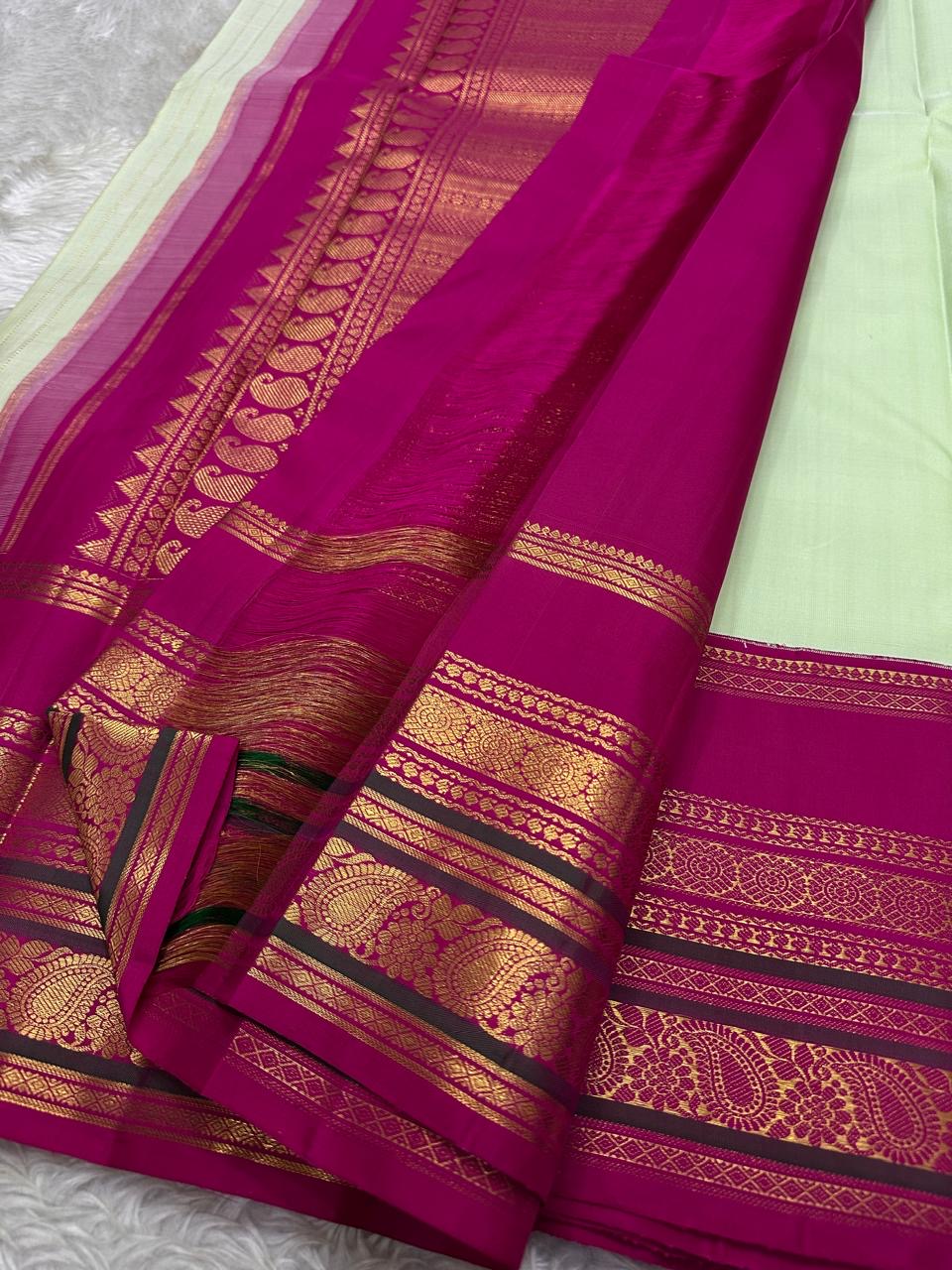 Sakthi ✨
Pistachio-Mint Oosi-Line Kanchipuram Silk
Rani-Pink Korvai Maanga Zari Border
Grand Gold Brocade Pallu
Silk Mark Certified | Handloom Heirloom