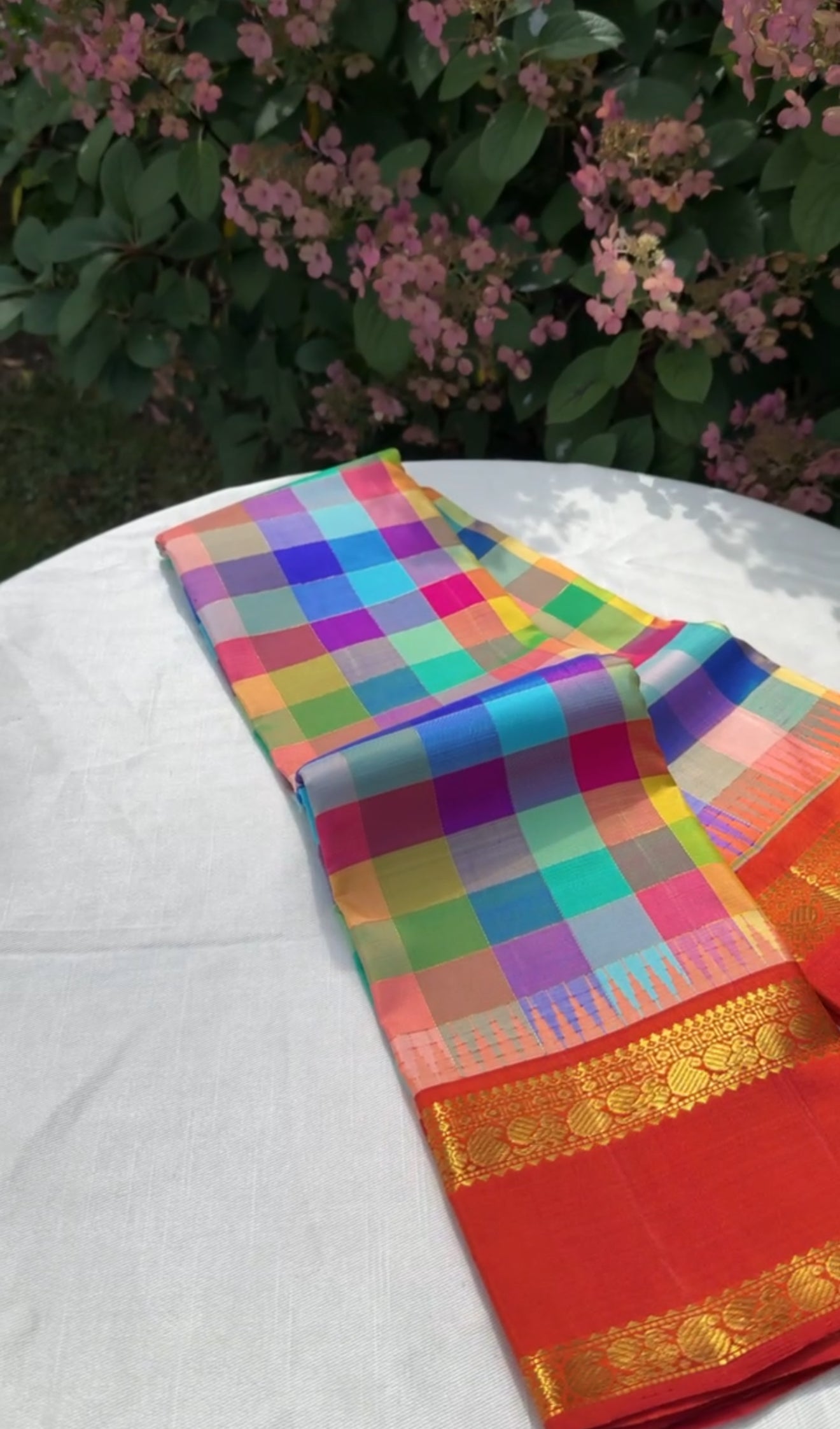 Ratna Mala ✨ – Pure Kanchipuram Silk Saree
Multicolor Checked Body in Vibrant Jewel Tones
Deep Red Korvai Border with Gold Zari Weaving
Grand Red 2gm Zari Brocade Pallu with Traditional Motifs