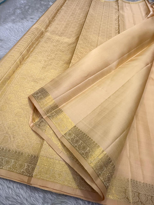 Small Border Sandal | Pure Kanchipuram Silk Saree
A serene sandal beige body adorned with subtle gold zari buttas & temple-inspired border ✨
Silk Mark Certified • Free USA Shipping • Ships in Two Weeks