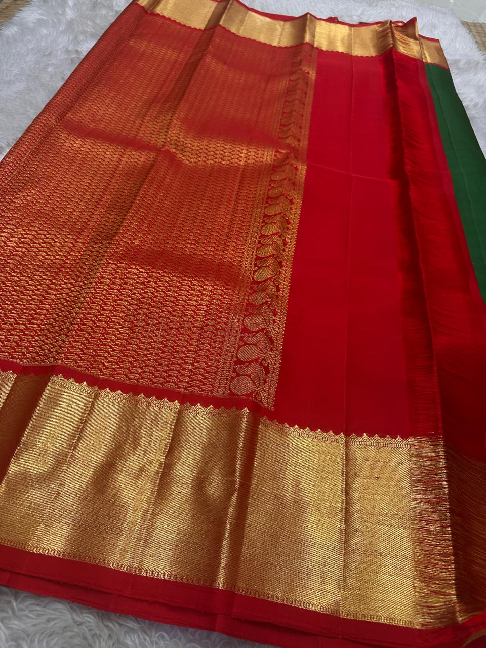🍃 
Pachai Arakku Chakram — Bottle-Green & Vermilion Kanchipuram
Pure Silk • Silk Mark Certified • Handloom
Bottle-Green Body with Gold Chakram (coin) Buttas
Arakku-Red Korvai Border with Temple-Reku & Broad Tissue Zari • Rich Red Zari Pallū