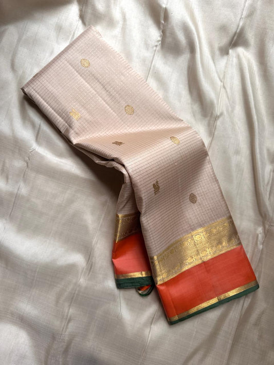 Ivory Saffron Zari Kattam | Pure Kanchipuram Silk ✨
Ivory body with zari kattam checks, gold buttas & saffron border 🍂
Silk Mark Certified • Free Shipping within USA • Ships in Two Weeks ✅