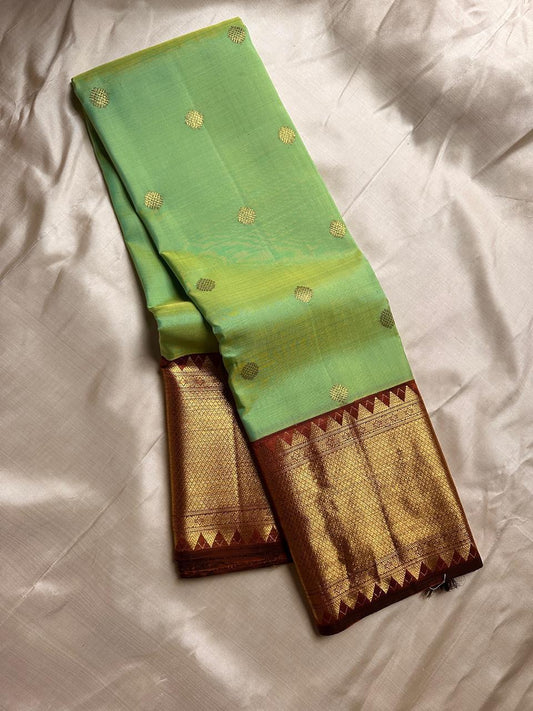 ✨ Cardamom and lime green  Shot Butta — Pure Silk Kanchipuram Saree ✨
Arakku Korvai Border
Antique Gold Brocade Pallu with Temple Reku Weave
Silk Mark Certified ✅ • Fall & Pico Done ✅
Free USA Shipping 🇺🇸 • Ships in 1 Week 🪔