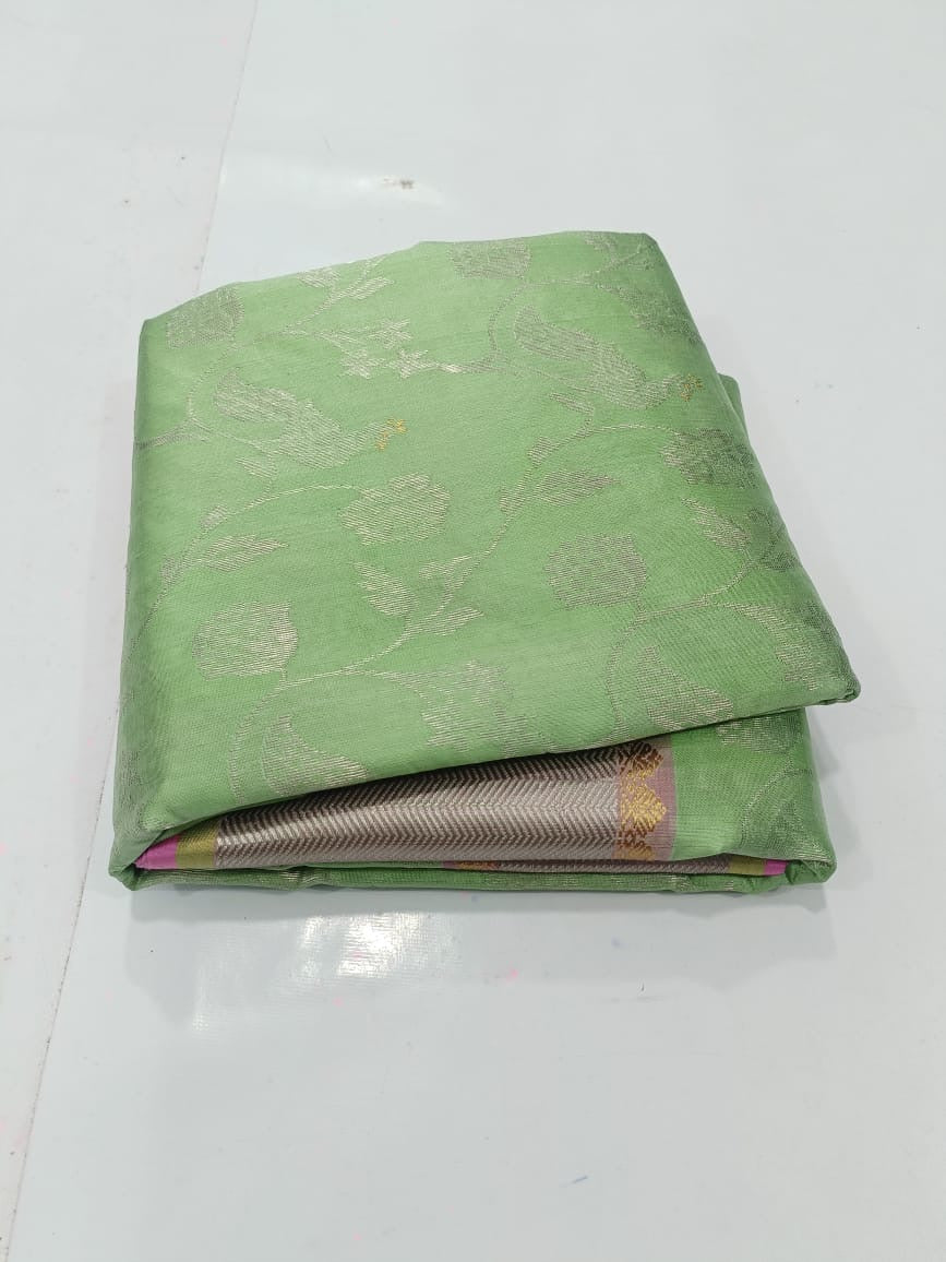Anaya – Earthy Green Silk Chanderi Saree with Pink Contrast Border & Full Zari Pallu
A refreshing earthy green Silk Chanderi saree that drapes like a dream.
Adorned with fine gold and silver zari work across the body.