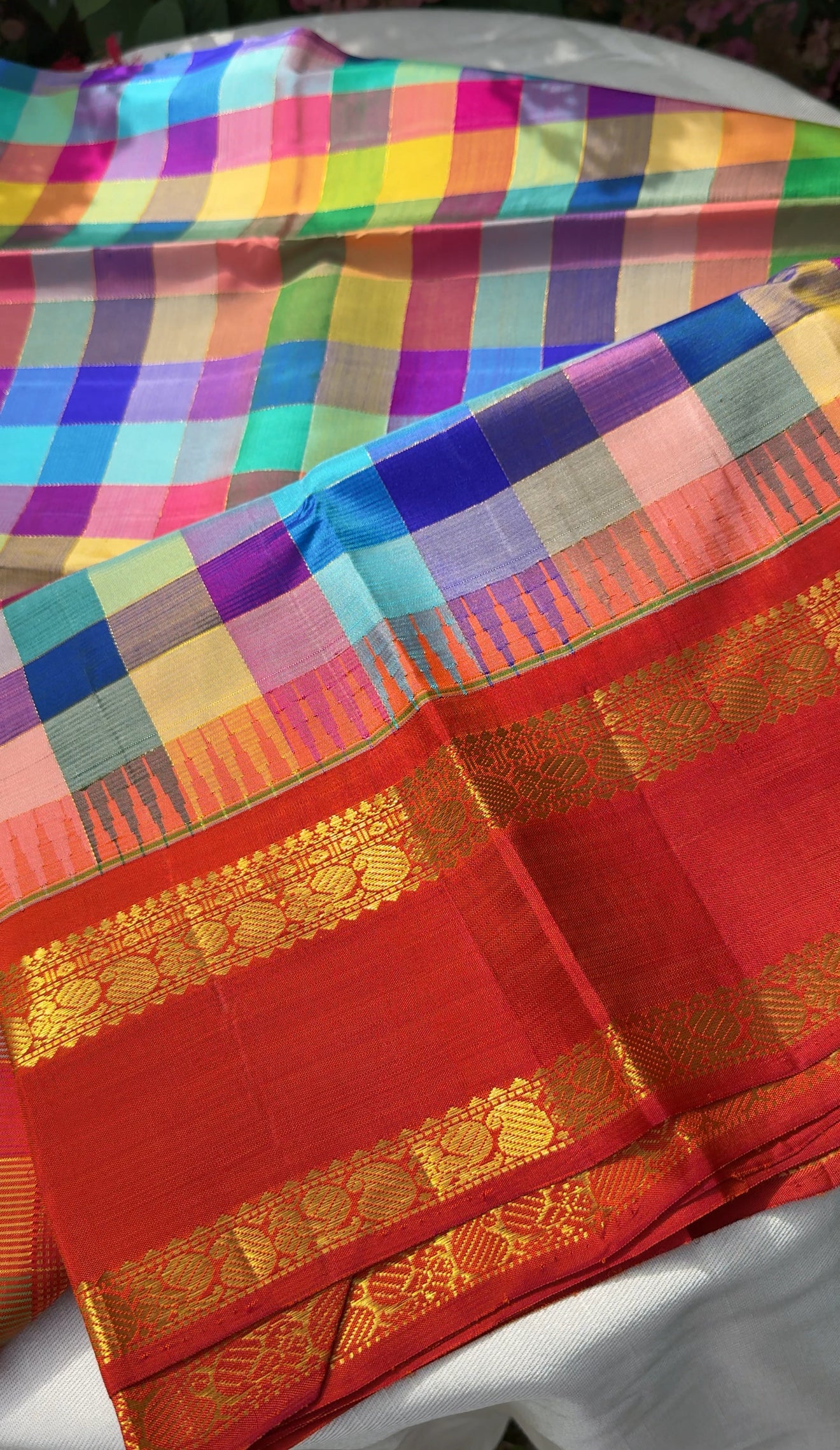 Ratna Mala ✨ – Pure Kanchipuram Silk Saree
Multicolor Checked Body in Vibrant Jewel Tones
Deep Red Korvai Border with Gold Zari Weaving
Grand Red 2gm Zari Brocade Pallu with Traditional Motifs