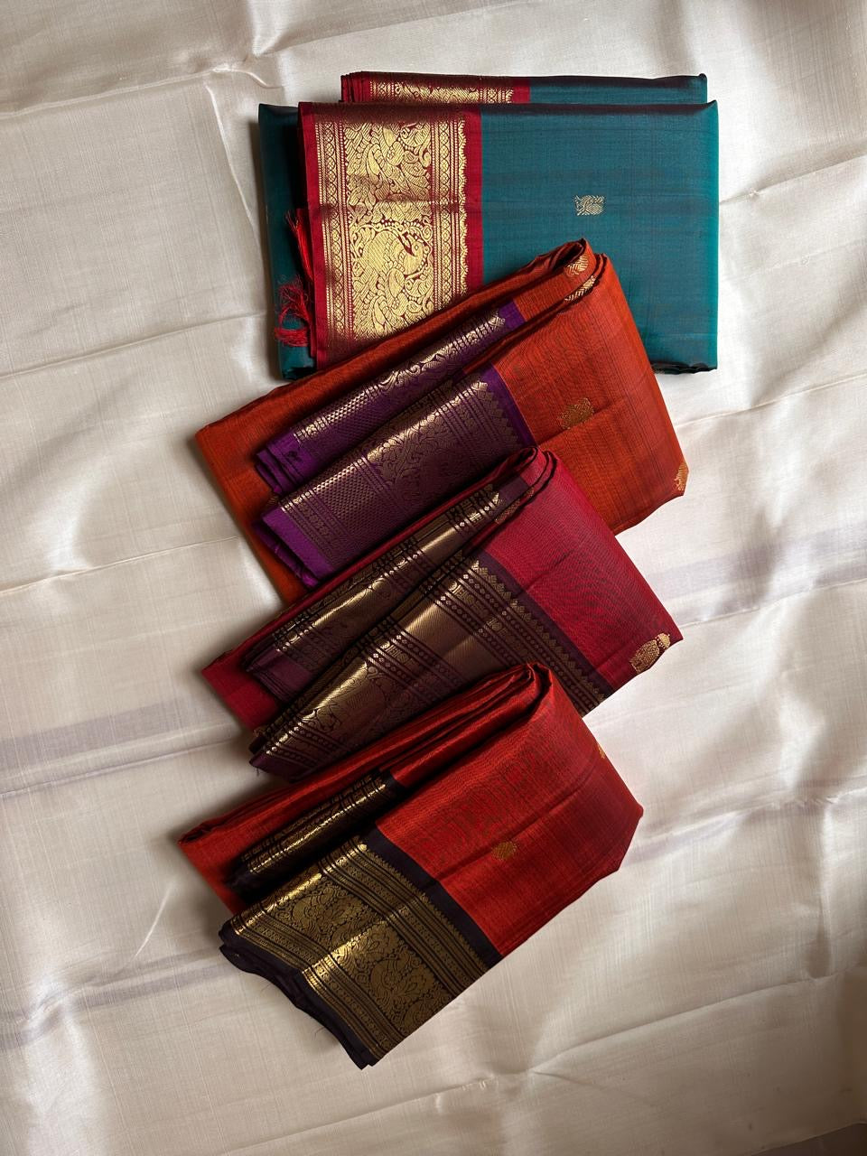Sindhoora Valli – Orange & Violet Kanchipuram Pure Silk Saree ✨
Auspicious Orange Body with Golden Zari peacock Buttas
Violet Korvai Border with Temple-Inspired Motifs
Grand Violet Pallu with Intricate Zari Weaving
Silk Mark Certified, delivery in 2 week