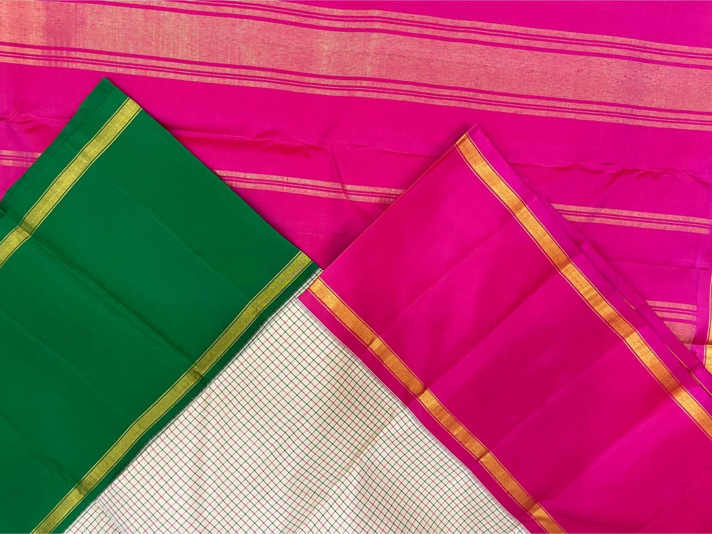 Ivory micro-checks with vibrant rani-pink korvai border & parrot-green blouse ✨
Silk Mark Certified • Fall & Pico Done • Free USA Shipping • Ships in 2 Weeks ✅
