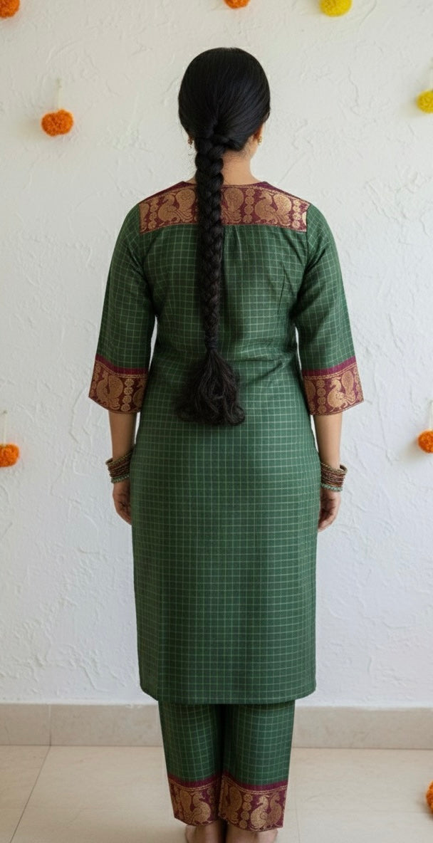 Vanappu — Green & Red Sungudi Zari Kattam Kurti Set
Forest-Green Handspun Cotton with Ruby-Red Zari Mayil Borders & Kattam Checks ✨
Handwoven in Madurai • Fully Lined • Free USA Shipping • Ready to Ship ✅