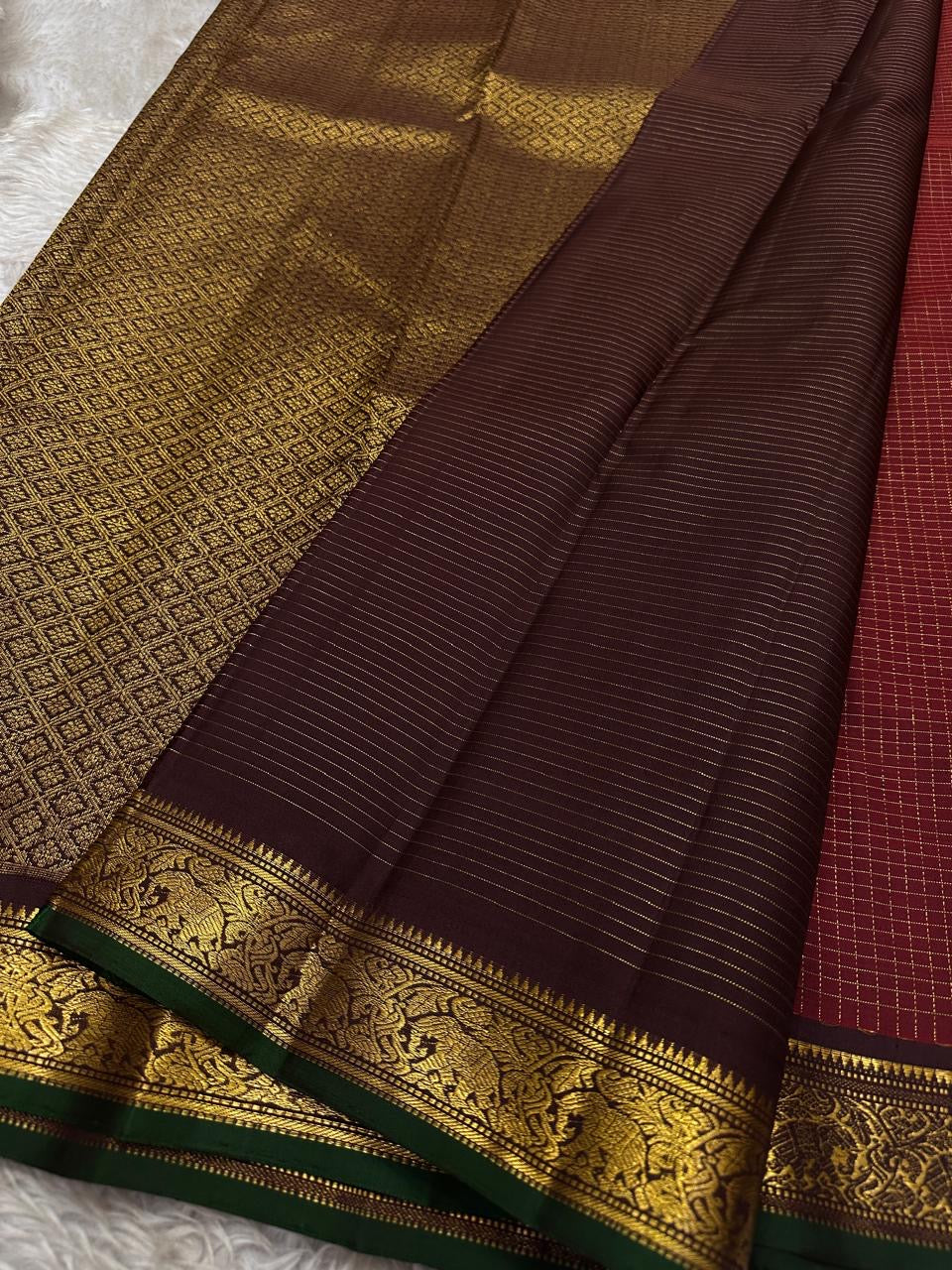 Ruby Red Zari Kattam — Pure Silk Kanchipuram Saree
Kumkum-Red Body with Gold Buttas & Royal-Purple Elephant Zari Kattam Border ✨
Silk Mark Certified • Free USA Shipping • Ships in 2 Weeks ✅