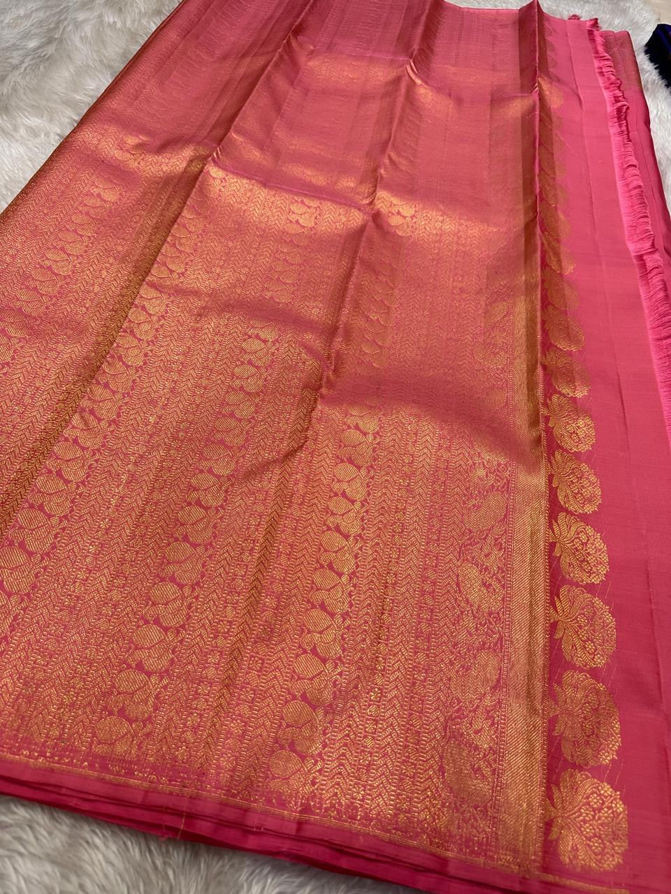 Vilva 🌸 – Pink Pure Kanchipuram Silk Saree with Golden Zari Leaf Motifs, Ornate Floral Border & Paisley Pallu | Silk Mark Certified
A pure silk Kanchipuram in a soft, elegant pink, Vilva is adorned with delicate golden zari leaf motifs.