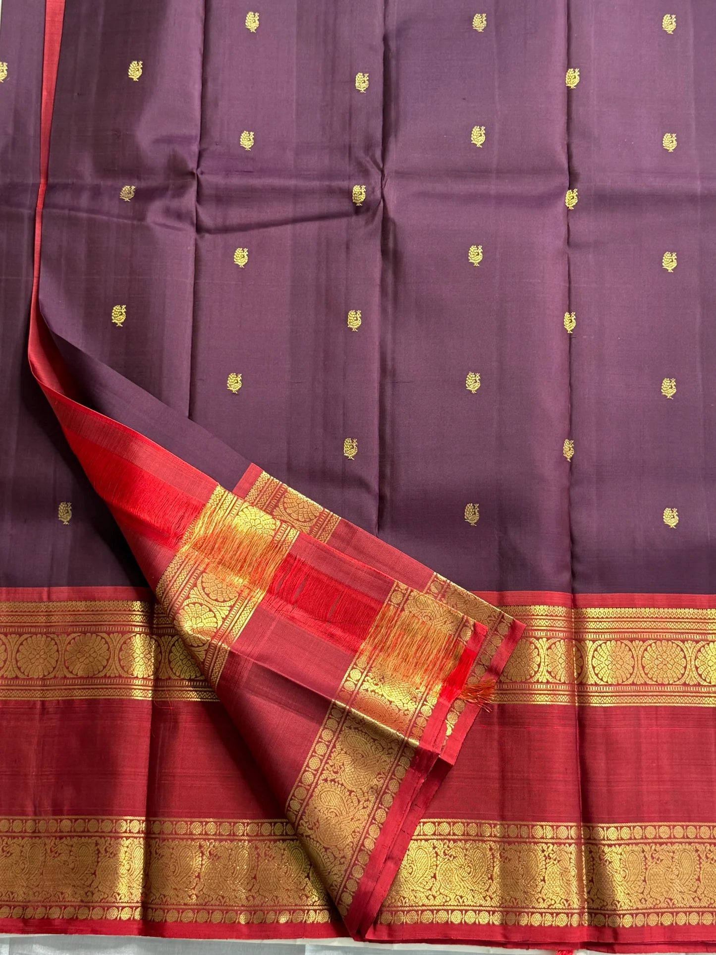 Paaku Shade Padma Crimson — Pure Silk Kanchipuram Saree
Aubergine body with gold mango buttas • Padma crimson korvai borders with lotus & paisley zari • Grand brocade pallu ✨
Silk Mark Certified ✅ • Free USA Shipping • Ships in Two Weeks 🚚