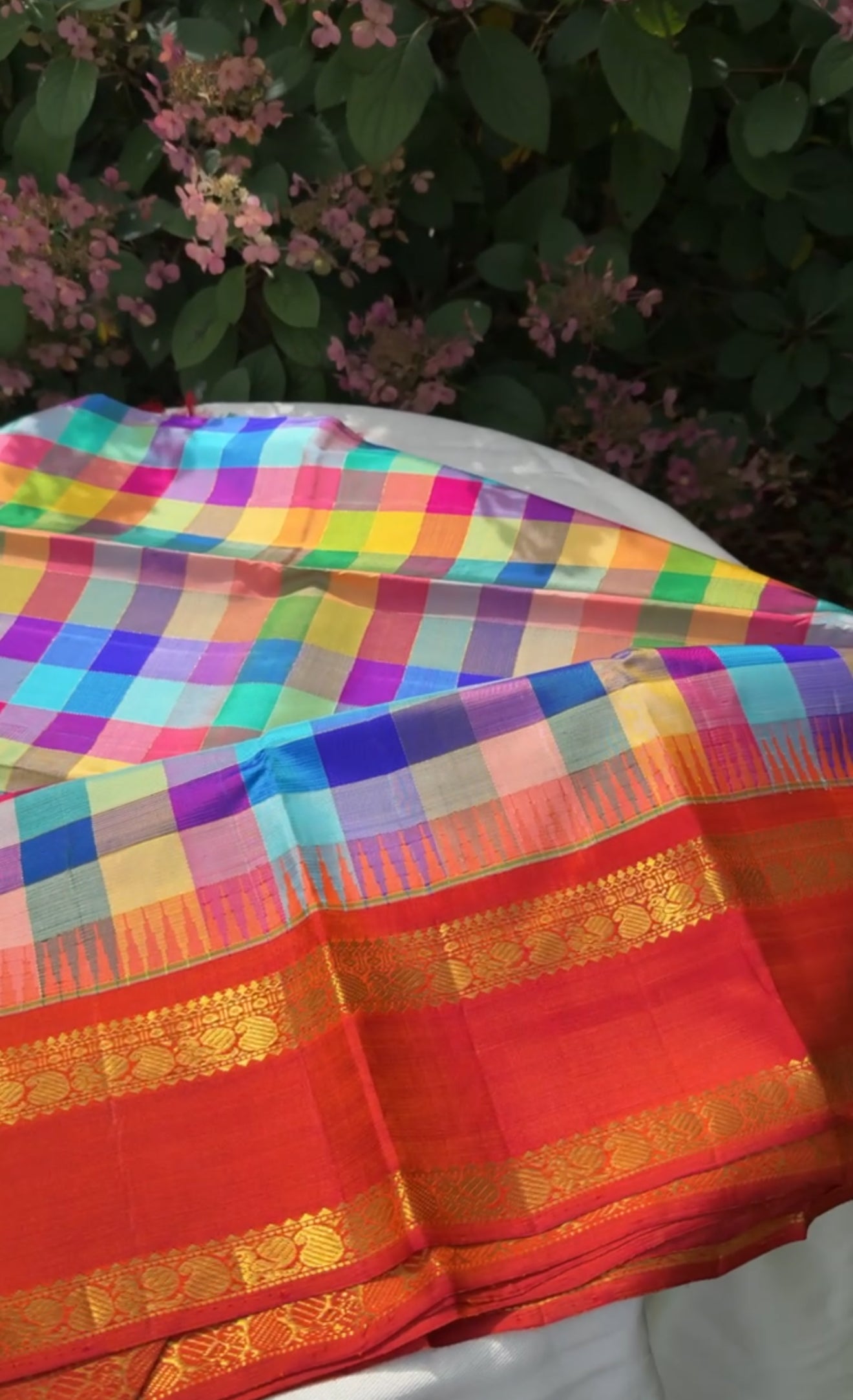 Ratna Mala ✨ – Pure Kanchipuram Silk Saree
Multicolor Checked Body in Vibrant Jewel Tones
Deep Red Korvai Border with Gold Zari Weaving
Grand Red 2gm Zari Brocade Pallu with Traditional Motifs