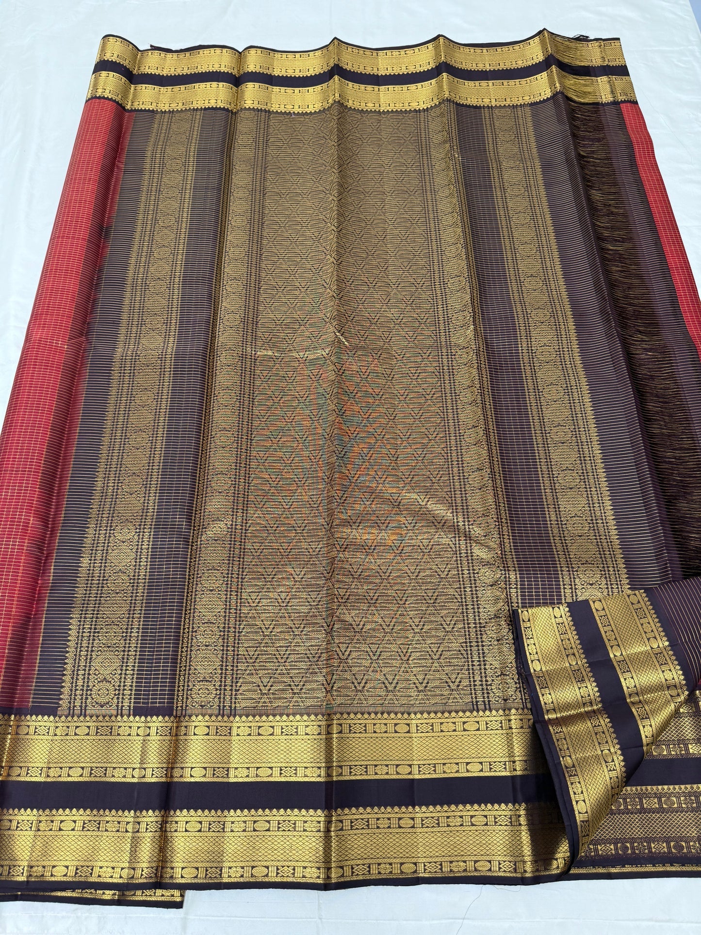 Amber Cocoa – Pure Kanchipuram Silk Saree
Warm cocoa-brown body with elegant zari kattam checks & buttas ✨
contrast border richly woven with zari motifs
zari pallu adorned with intricate patterns
Silk Mark Certified, ships in two weeks