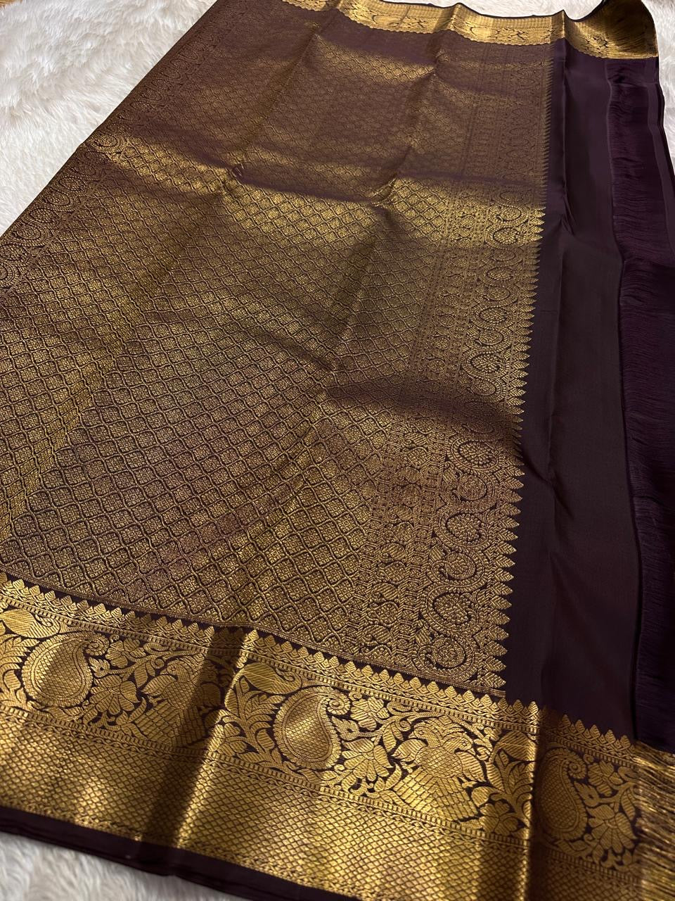 🌸 Rust Orange Ember — Coffee Brown Korvai Kanchipuram
Pure Silk | Mango–Paisley Zari Borders
Rust Orange Body with Zari Buttas ✨
Coffee Brown Brocade Pallu with Diamond Jaal 💛
Silk Mark Certified | Free Shipping (USA) | Ships in Two Weeks
