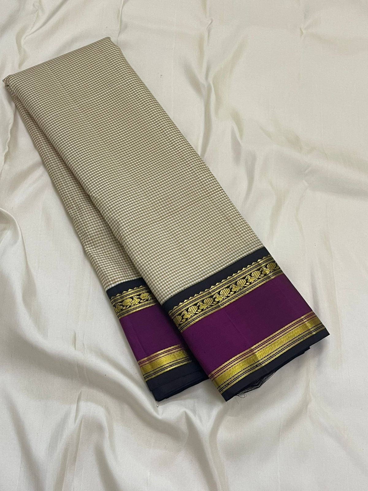 Biscuit Beige Amethyst — Pure Silk Kanchipuram (Handloom)
Micro kattam checks in biscuit-beige with amethyst korvai borders & black selvedge
Silk Mark Certified • Free USA Shipping • Ships in 1 Week (2 Weeks with stitching) ✅