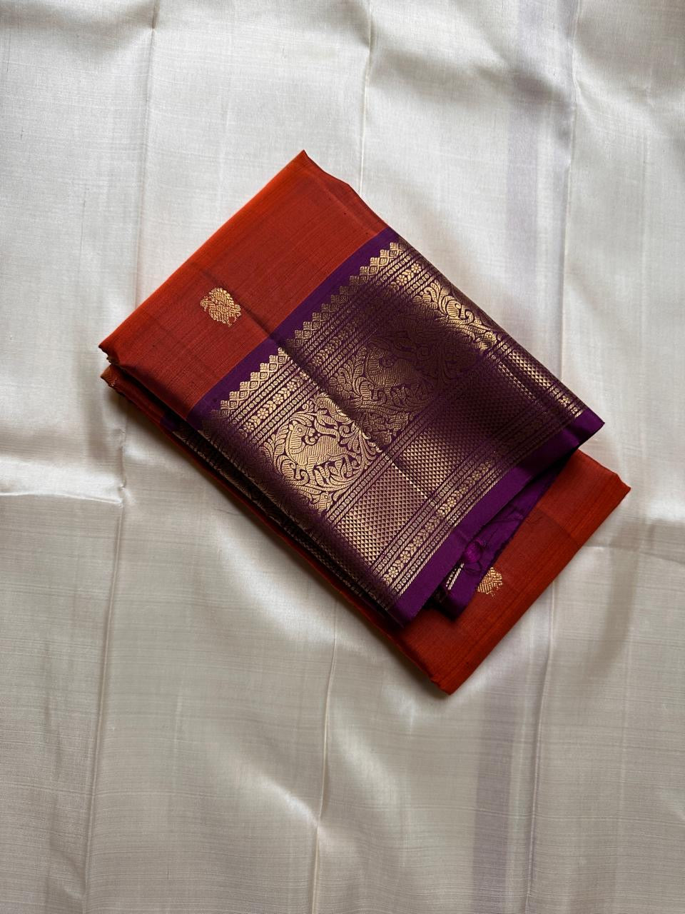 Sindhoora Valli – Orange & Violet Kanchipuram Pure Silk Saree ✨
Auspicious Orange Body with Golden Zari peacock Buttas
Violet Korvai Border with Temple-Inspired Motifs
Grand Violet Pallu with Intricate Zari Weaving
Silk Mark Certified, delivery in 2 week