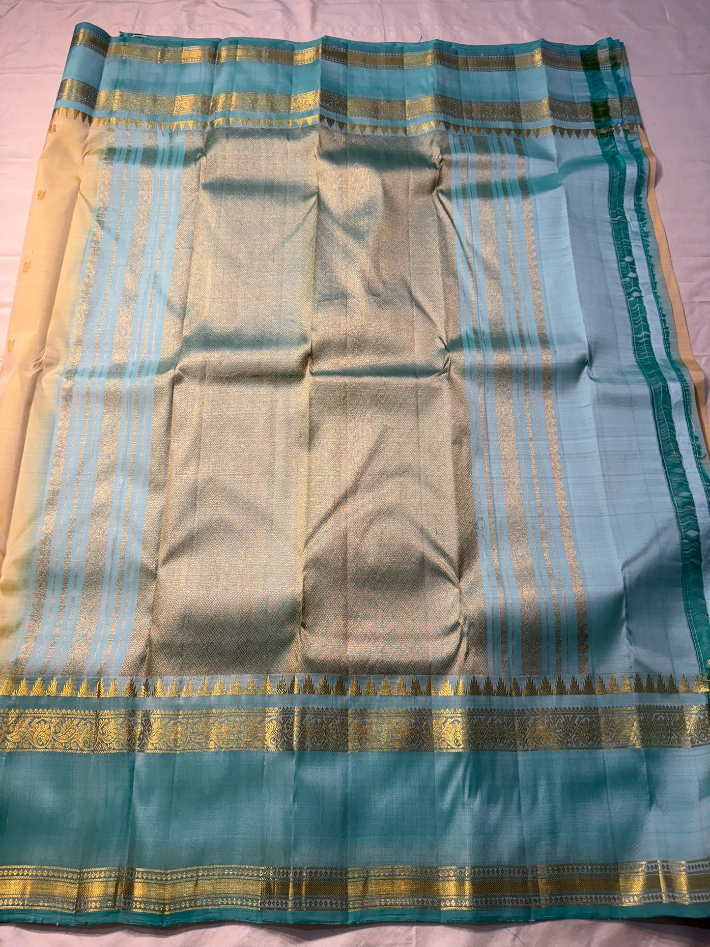 Body: pastel lemon-cream with tiny gold zari buttas
Borders/Pallu: sea-foam aqua with temple (reku) peaks & paisley vine zari
Silk Mark Certified • Free USA Shipping • Ships in Two Weeks
