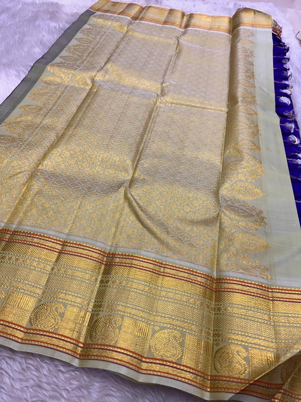 Amethyst Mayil Chakram – Pure Kanchipuram Silk Saree
Zari Kattam Checks with Peacock Motifs
Deep Violet Body with Golden Zari Detailing
Light Green Borders with Paisley Weaves
Silk Mark Certified, delivery in 2 weeks
