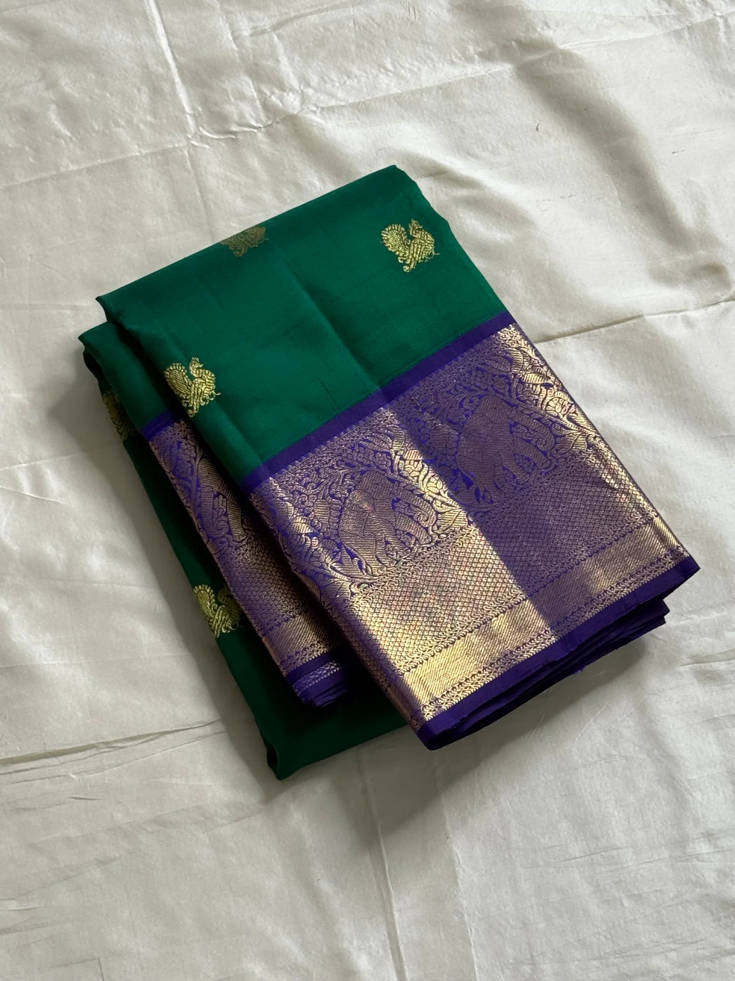 ✨ Pure Kanchipuram Silk Saree
🟢 Emerald green body with gold paisley buttas
💜 Royal purple korvai border & grand elephant procession pallu
🪡 Silk Mark Certified • Fall & Pico Done • Blouse Stitching $30
📦 Free USA Shipping • Dispatch in 1 week •