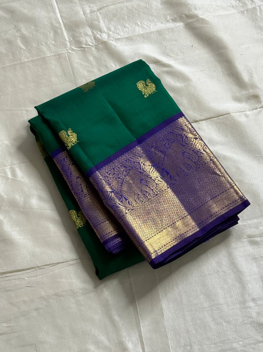 ✨ Pure Kanchipuram Silk Saree
🟢 Emerald green body with gold paisley buttas
💜 Royal purple korvai border & grand elephant procession pallu
🪡 Silk Mark Certified • Fall & Pico Done • Blouse Stitching $30
📦 Free USA Shipping • Dispatch in 1 week •