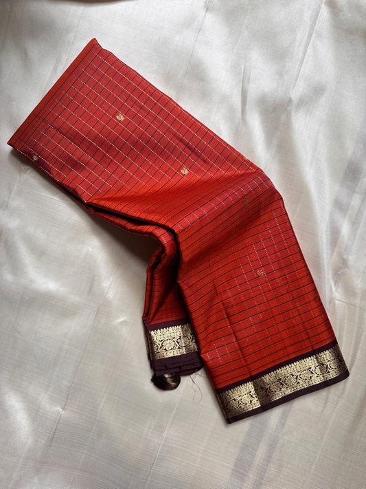 Terracotta Temple – Pure Kanchipuram Silk Saree
Brick red body with fine zari grid checks & golden buttas ✨
Deep coffee-maroon borders and grand diamond-jaal pallu in antique gold.