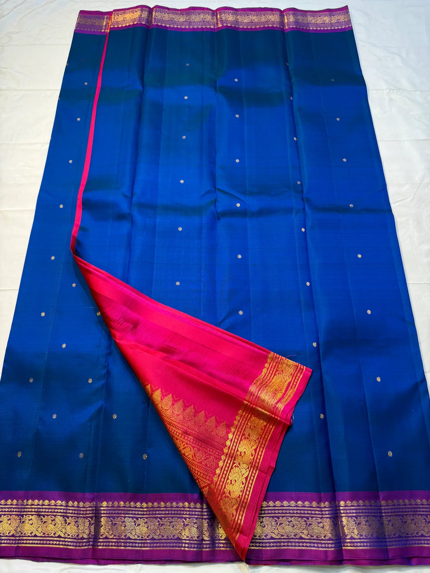 Amrita Neelam — Pure Silk Kanchipuram Saree
Sapphire Blue Body • Vadamalli Purple Zari Borders • Rani Pink Brocade Pallu
Antique Gold Coin Buttas • Handwoven Korvai Weave • Regal Festive Finish
Silk Mark Certified ✅ • Free Shipping within USA • Ships in T