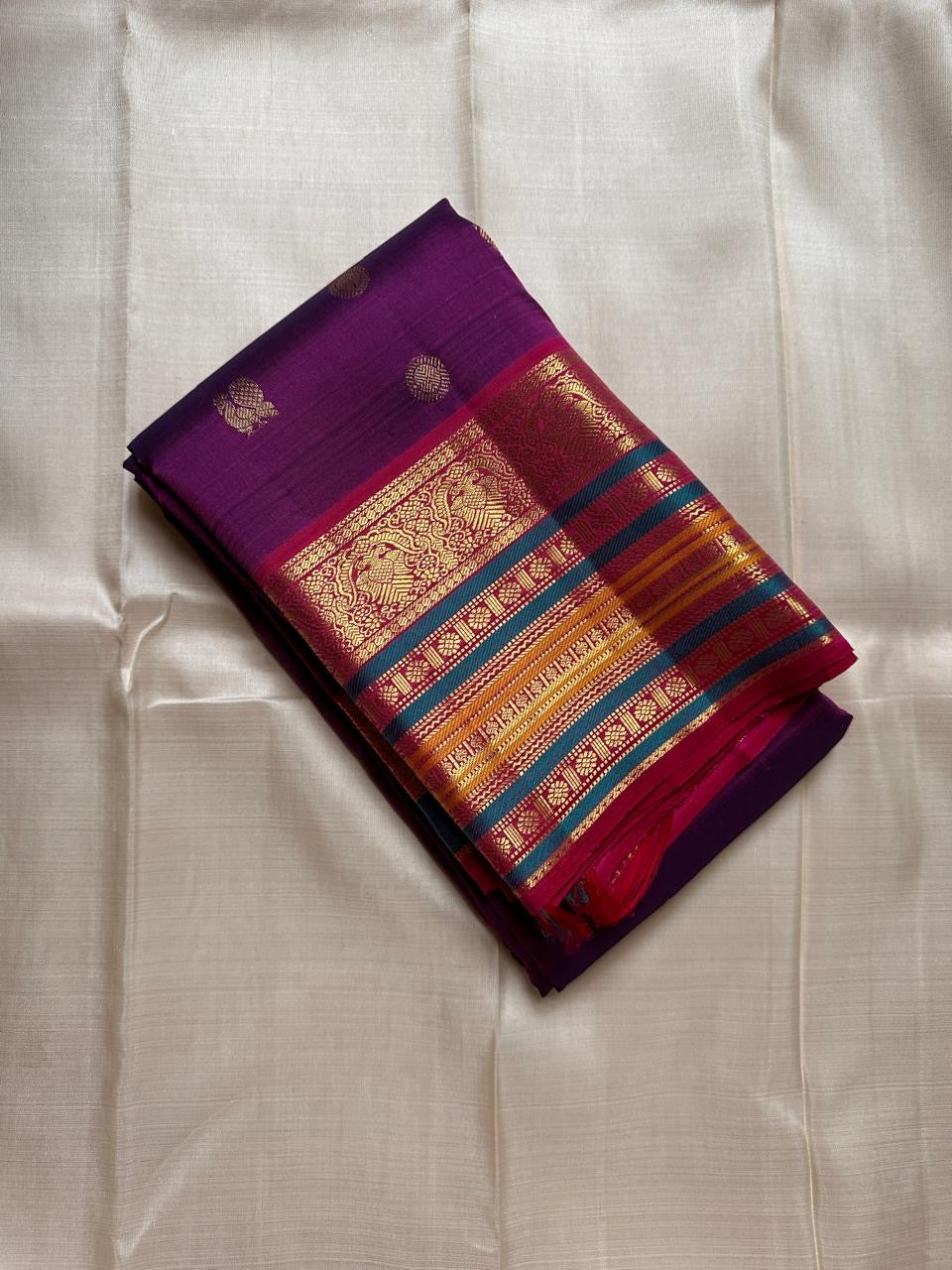 Kamini ✨ — Magenta & Purple Pure Kanchipuram Silk Saree
With Bold Multi-Colored Traditional Korvai Border
Adorned in Fine Gold Zari with Intricate Motifs
Grand Purple Pallu Woven in Classic Zari Weaves
Contrast Blouse with Matching Korvai Border