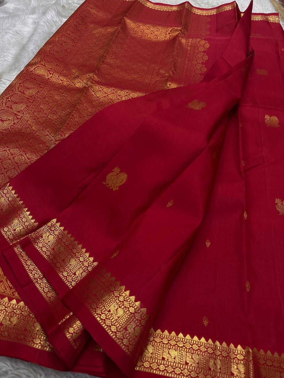 Red Radiance — Pure Silk Kanchipuram Saree
Arakku Vermilion Silk with Gold Peacock & Paisley Buttas ✨
Silk Mark Certified ✅ | Free USA Shipping 🇺🇸 | Ships in Two Weeks