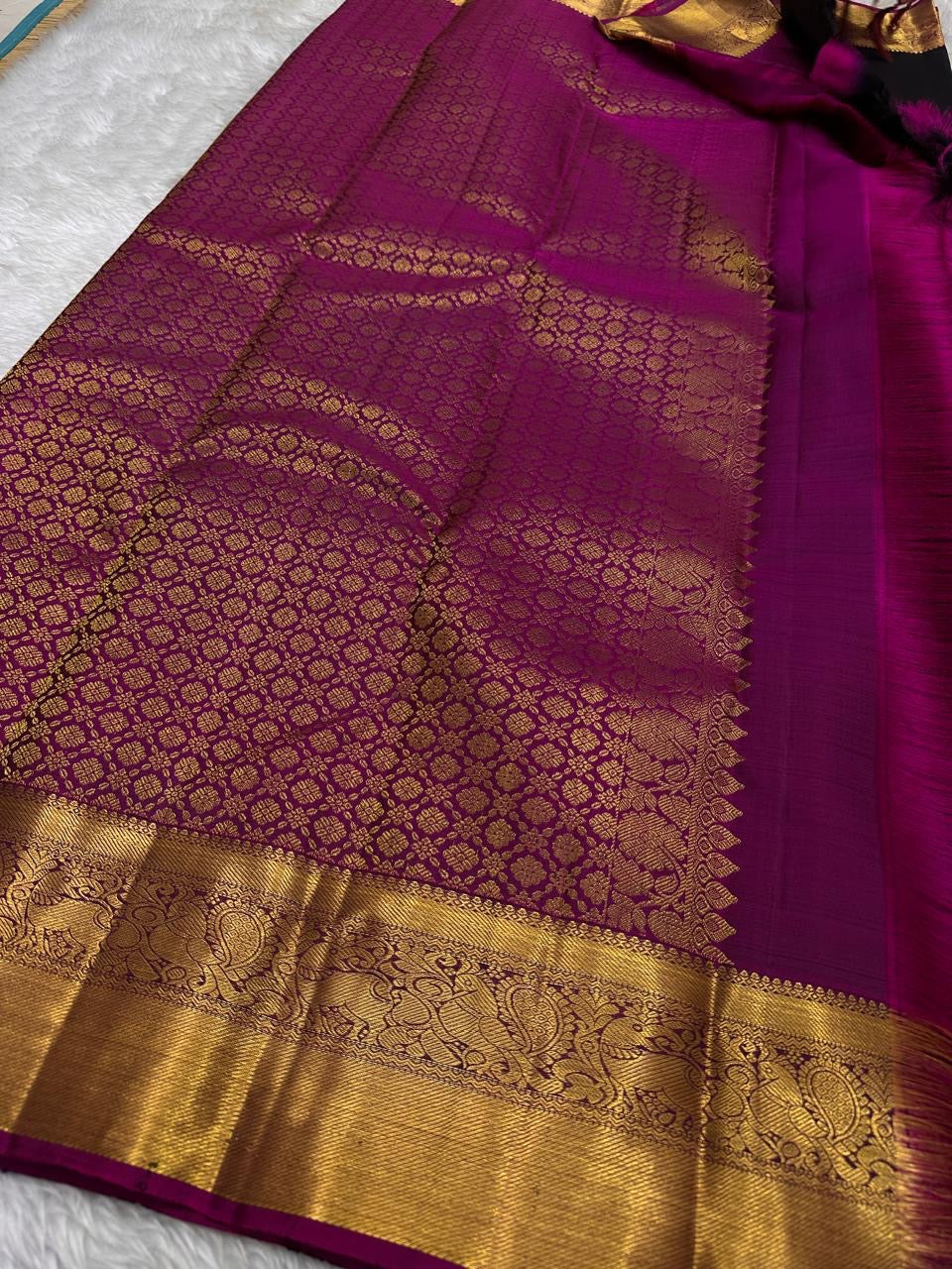 karupu mayil chakram — Pure Silk Kanchipuram
Jet-black body with gold chakram buttas & peacock zari borders in antique finish
Silk Mark Certified • Free USA Shipping • Ships in Two Weeks ✅