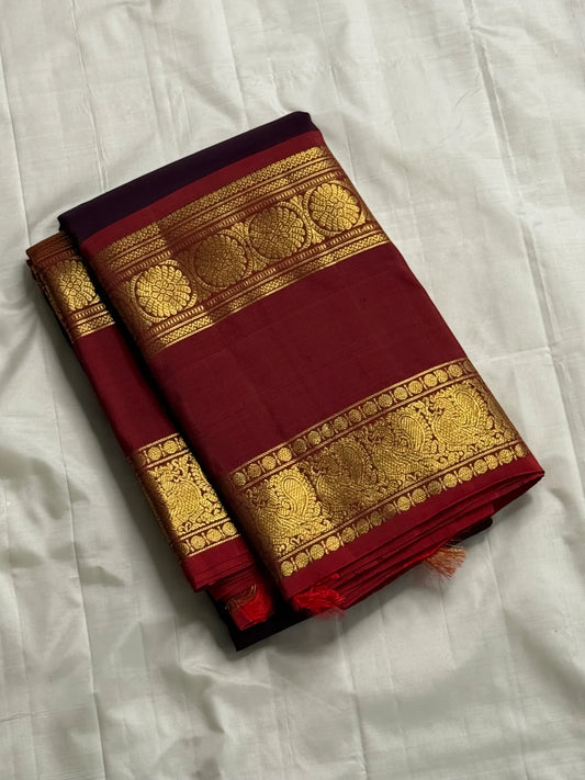 Paaku Shade Padma Crimson — Pure Silk Kanchipuram Saree
Aubergine body with gold mango buttas • Padma crimson korvai borders with lotus & paisley zari • Grand brocade pallu ✨
Silk Mark Certified ✅ • Free USA Shipping • Ships in Two Weeks 🚚