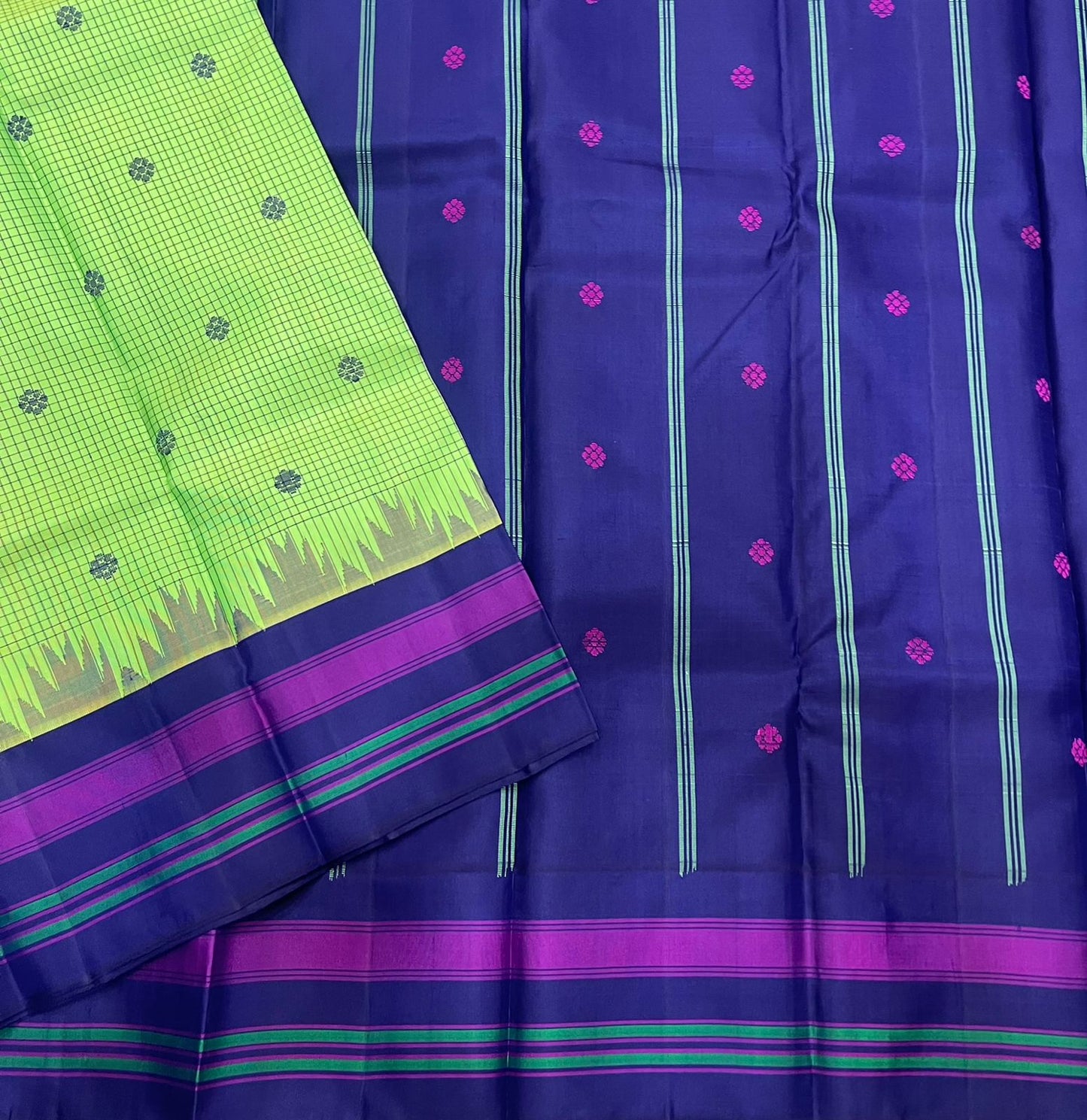Meadow Green Thazampoo Reku — Pure Silk Kanchipuram Saree
Vibrant meadow-green body with floral buttas & contrast indigo pallu 🌿
Korvai weave with thazampoo reku (petal) motif & magenta borders ✨
Silk Mark Certified • Free Shipping within USA •