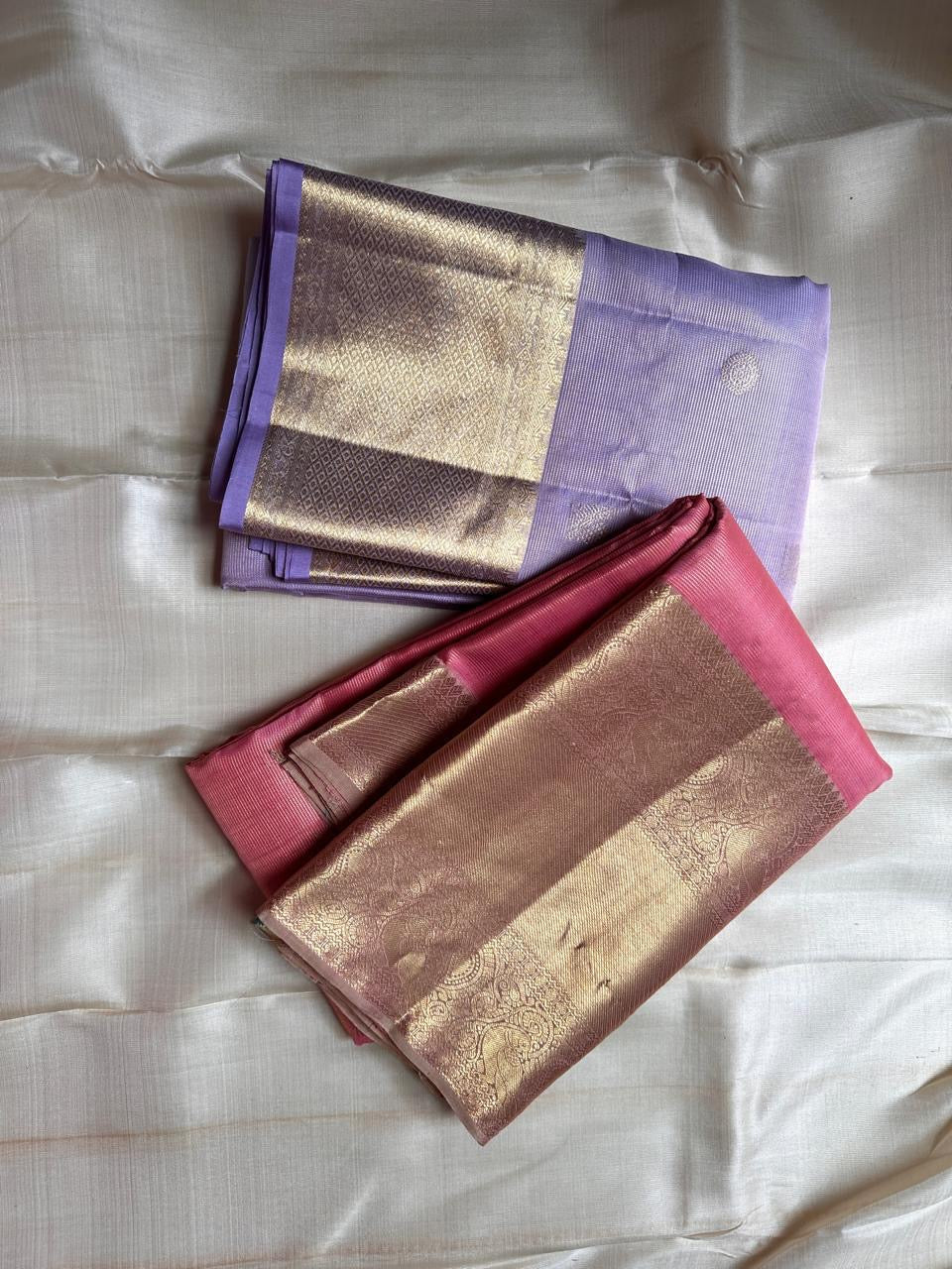 ✨ Lilac Vairaoosi — Pure Silk Kanchipuram Saree ✨
Pastel lilac body with vairaoosi pin-stripes and self-zari buttas, finished with antique-gold brocade borders and matching pallu.
Silk Mark Certified ✅ • Free Shipping within USA 🇺🇸 • Ships in 1 Week ✅