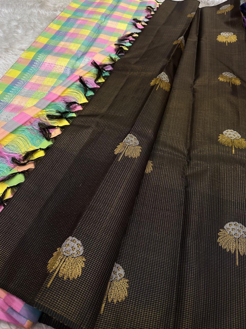 Karuppu Kattam — Banarasi Sona-Rupa Butta
Pure Silk Kanchipuram Saree in deep espresso-black with golden and silver lotus motifs and pastel Madras checks pallu 🌸
Silk Mark Certified ✅ • Fall & Pico Done ✅ • Blouse Stitching Available ($30) ✅ • Free Ship