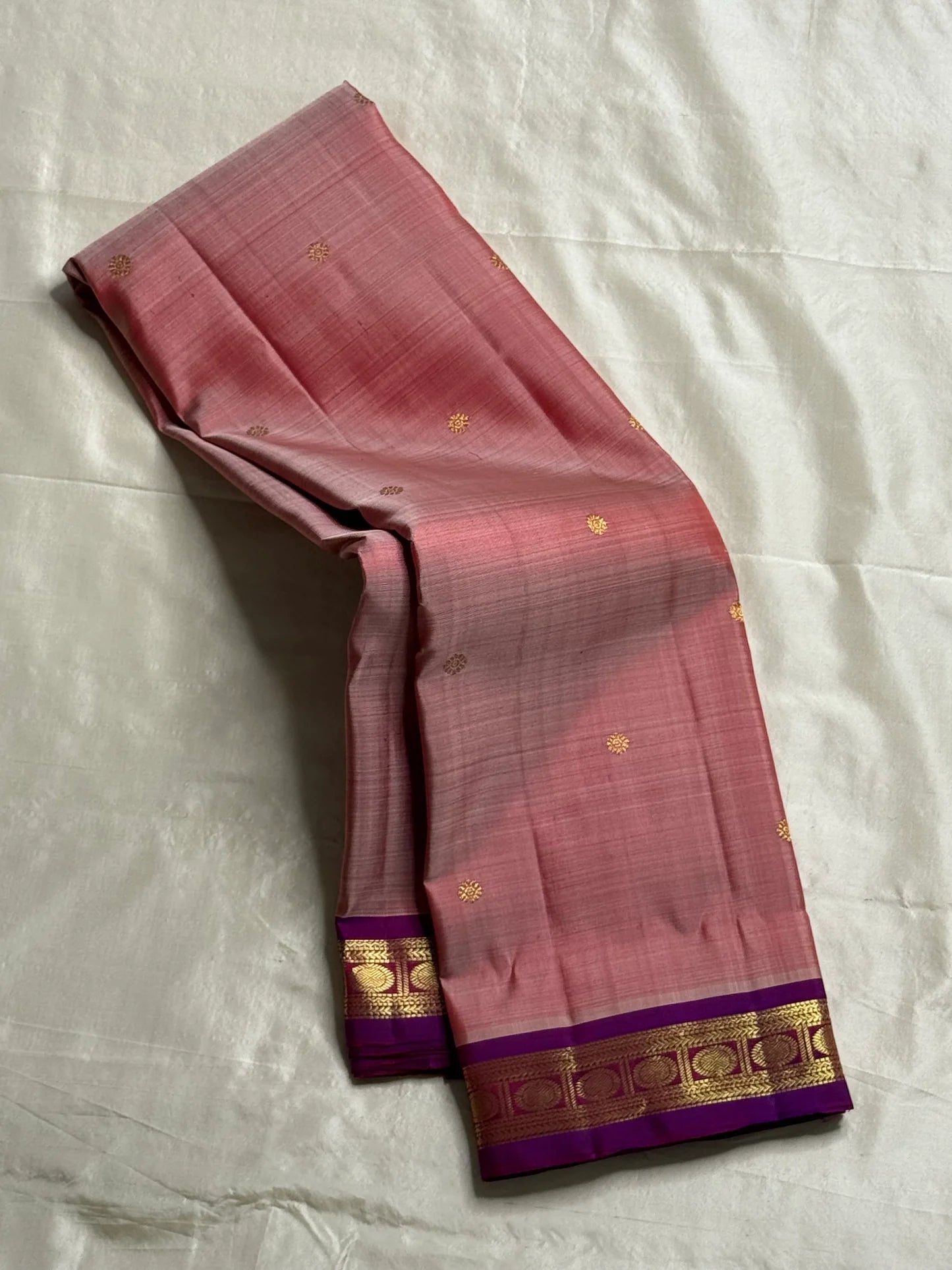Rose Blush Coin Butta
Pure Silk Kanchipuram Saree
Honey-Pink Body with Gold Coin Buttas
Contrast Royal-Purple Korvai Border & Grand Zari Pallu
Silk Mark Certified | Fall & Pico Done | ships in 2 weeks ✅