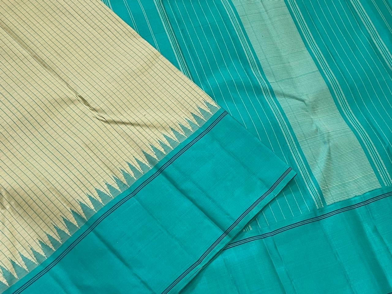 Cardamom Mist & Sea Green Kattam – Pure Silk Kanchipuram Saree
✨ Handwoven Pure Silk with Sea Green Body & Cardamom Checks
✨ Minimalist Korvai Border with Temple Motifs
✨ Contrast Pallu with Subtle Zari Highlights
✨ Silk Mark Certified, ships in 2 weeks