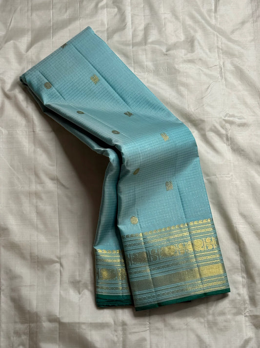 Aakash Butta — Pure Silk Kanchipuram Saree
Ice Aqua Blue with Gold Coin & Paisley Zari Buttas | Teal Edge Border
Silk Mark Certified ✅ • Fall & Pico Done ✅ • Blouse Stitching ($30) ✅ • Ships in Two Weeks • Free Shipping within USA 🇺🇸