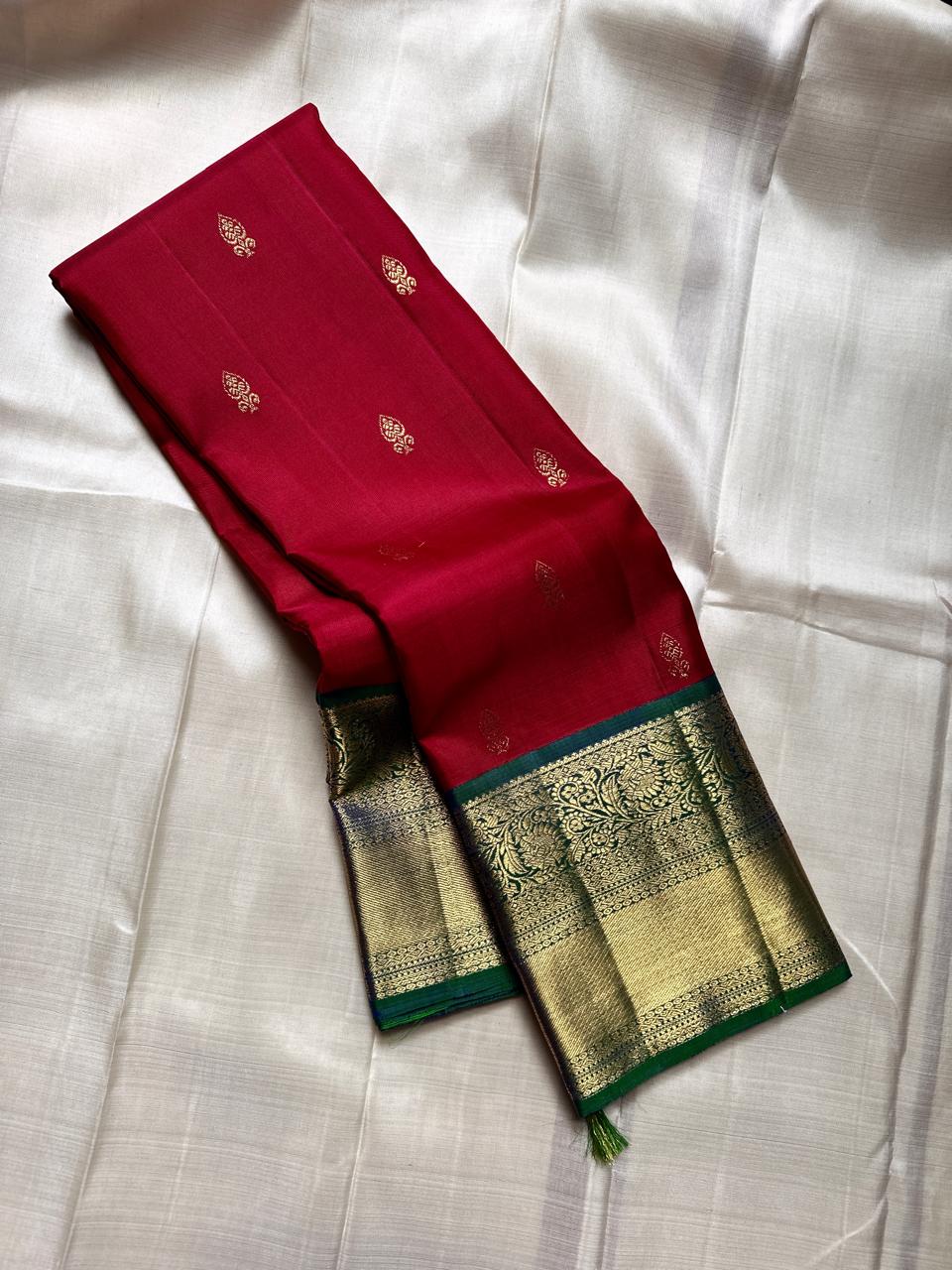 ❤️💚 
Kemp Pachai – Wine Red & Emerald Green Kanchipuram
✨ Pure Silk | Silk Mark Certified | Handloom Kanjivaram ✨
🌸 Wine Red Body with Gold Mankolam Buttas
💚 Emerald Green Korvai Border with Floral Brocade
🚚 Ships in 2 Weeks | Free USA Shippi