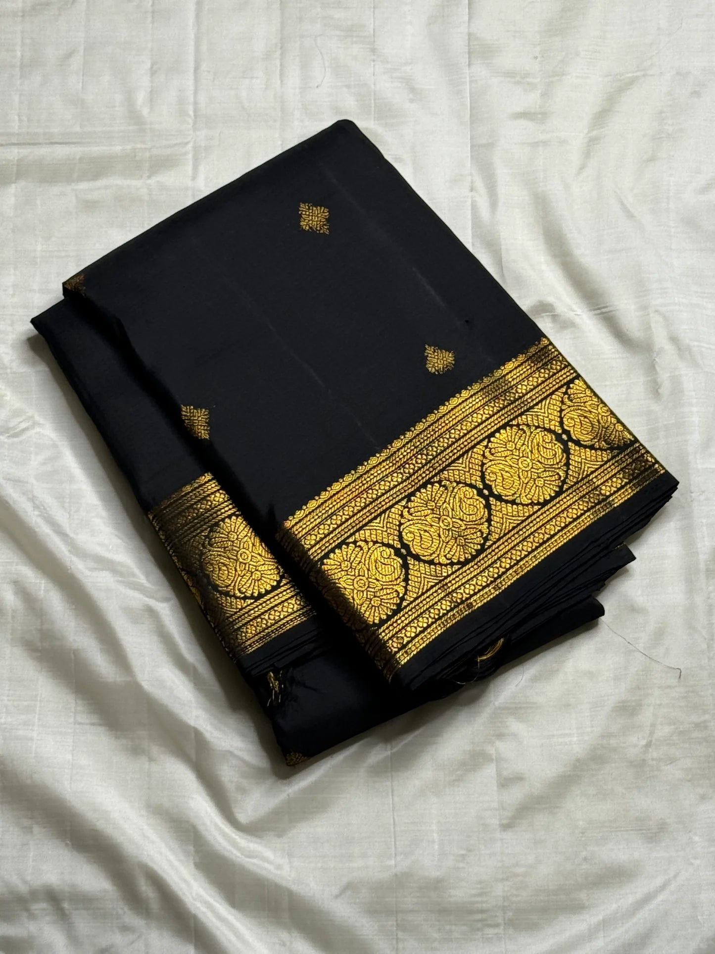 Kaviya Irul — Pure Silk Kanchipuram Saree
Jet Black Body • Antique Gold Zari Buttas
Floral Medallion Korvai Border • Brocade Pallu
Silk Mark Certified ✅ • Fall & Pico Done ✅
Blouse Stitching Available ($30) • Free Shipping within USA 🇺🇸 • Two Weeks