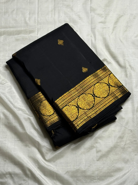 Kaviya Irul — Pure Silk Kanchipuram Saree
Jet Black Body • Antique Gold Zari Buttas
Floral Medallion Korvai Border • Brocade Pallu
Silk Mark Certified ✅ • Fall & Pico Done ✅
Blouse Stitching Available ($30) • Free Shipping within USA 🇺🇸 • Two Weeks